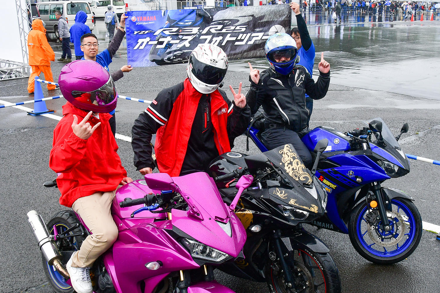 YZF-R25に乗りたくて二輪免許を取得したという大学2年生（左）。