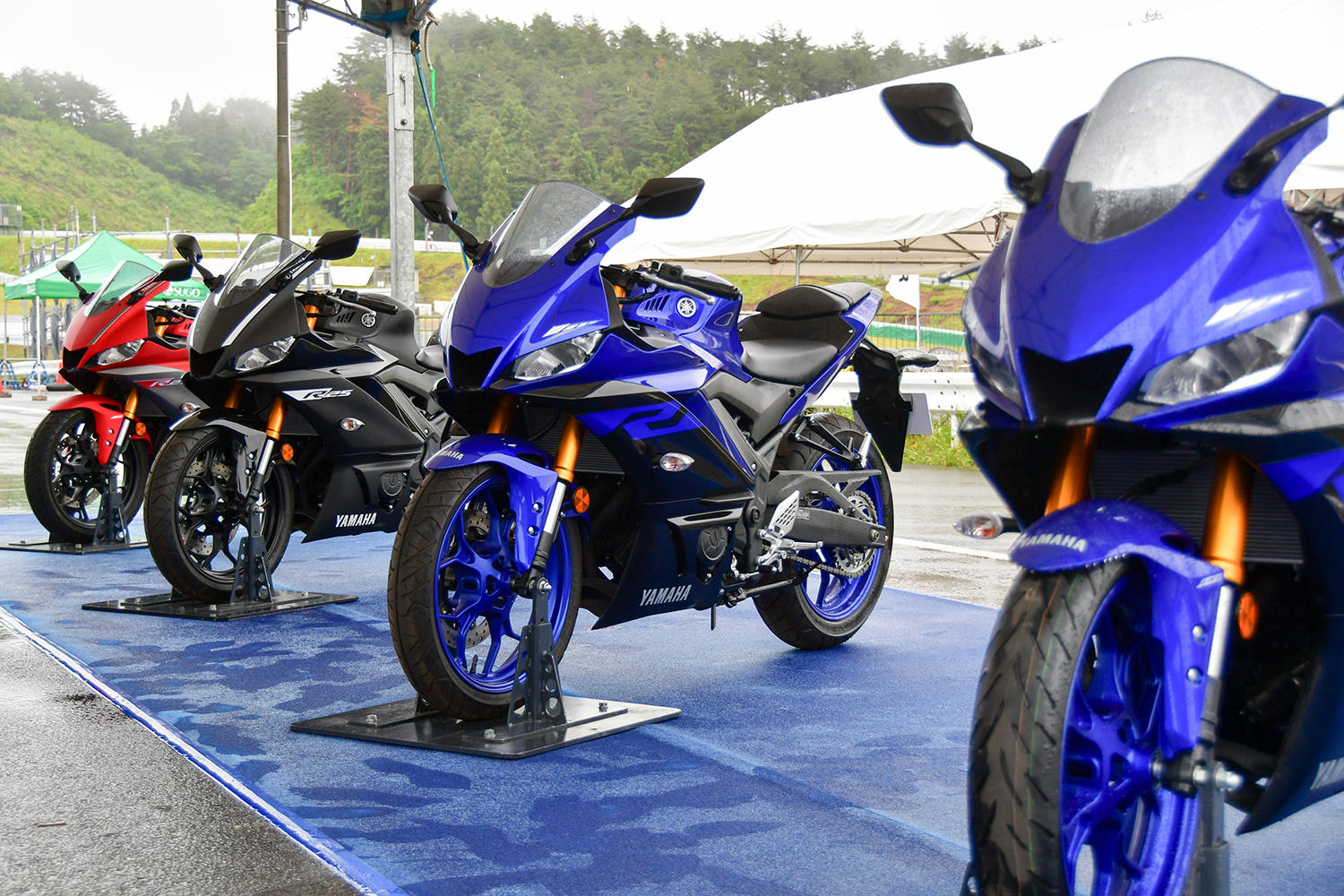 新型「YZF-R3/R25」も展示していますよ。気になる方、実車を見に来てください。