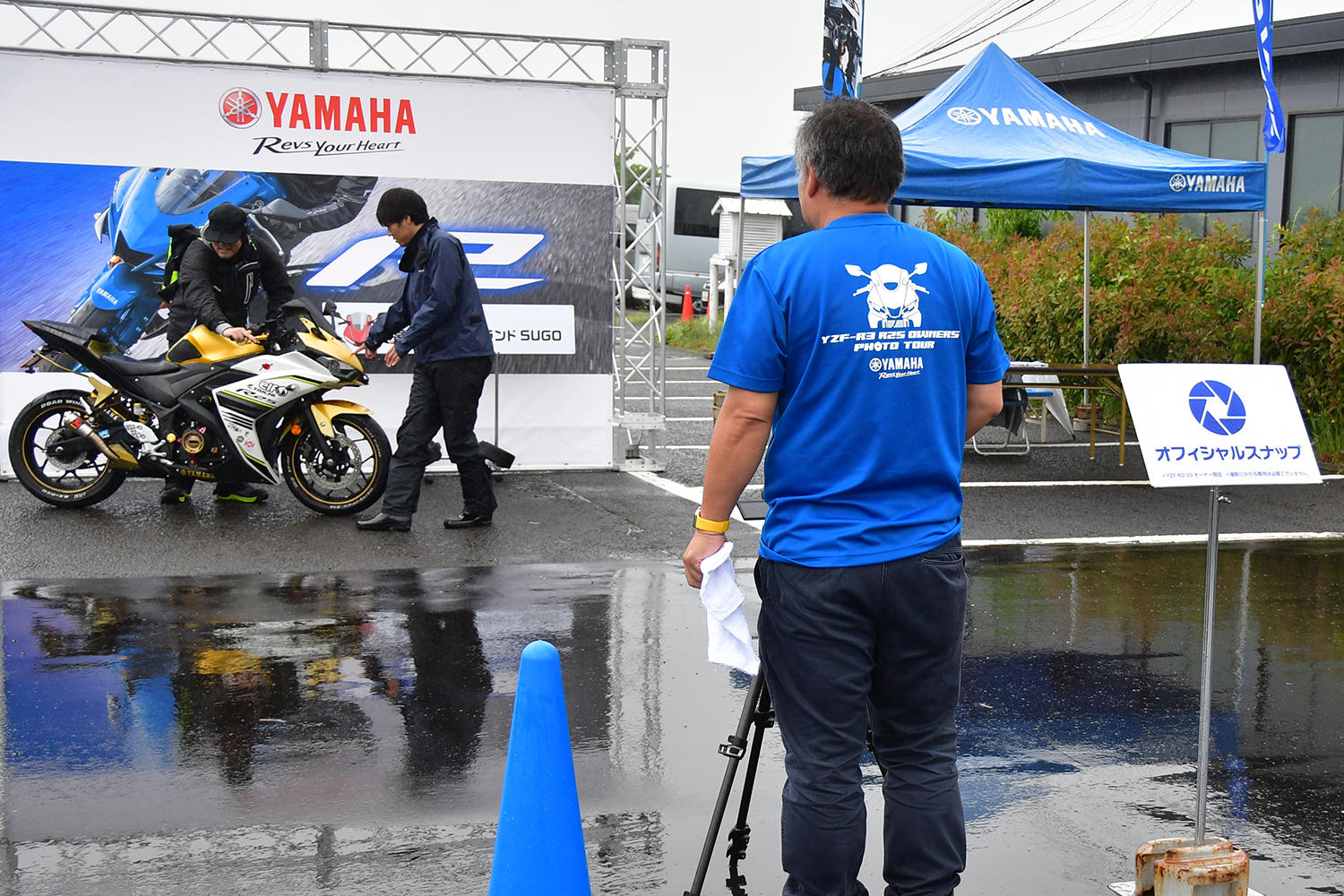 YZF-R3/R25オーナーさんの特典として、ご希望されるオーナーさんはどなたでも、「オフシャルスナップ」として、大型パネルセットの前で、愛車と一緒にプロカメラマンが撮影させていただきます。