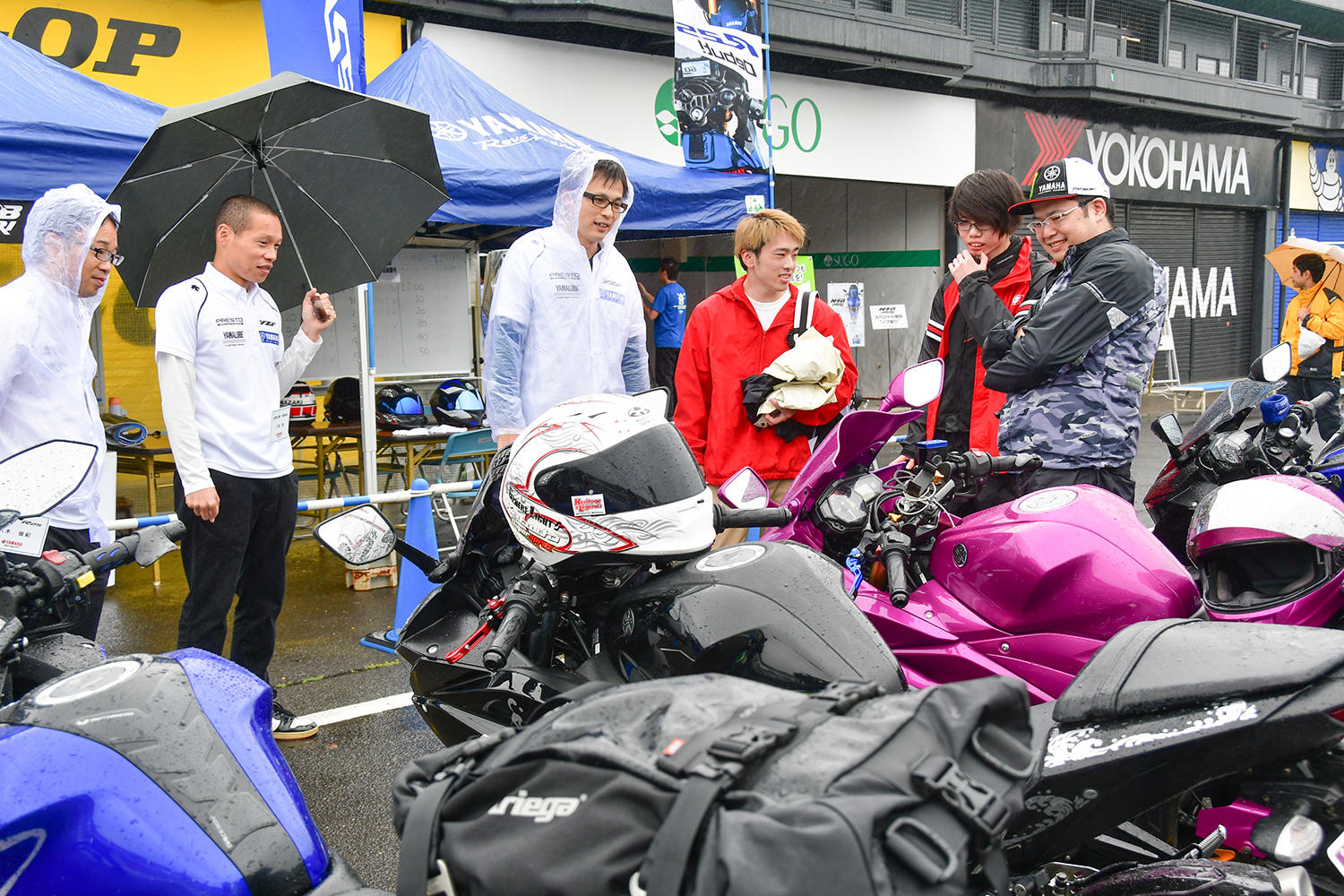 YZF-Rシリーズの開発スタッフが、オーナーさんとお話しさせていただいたり