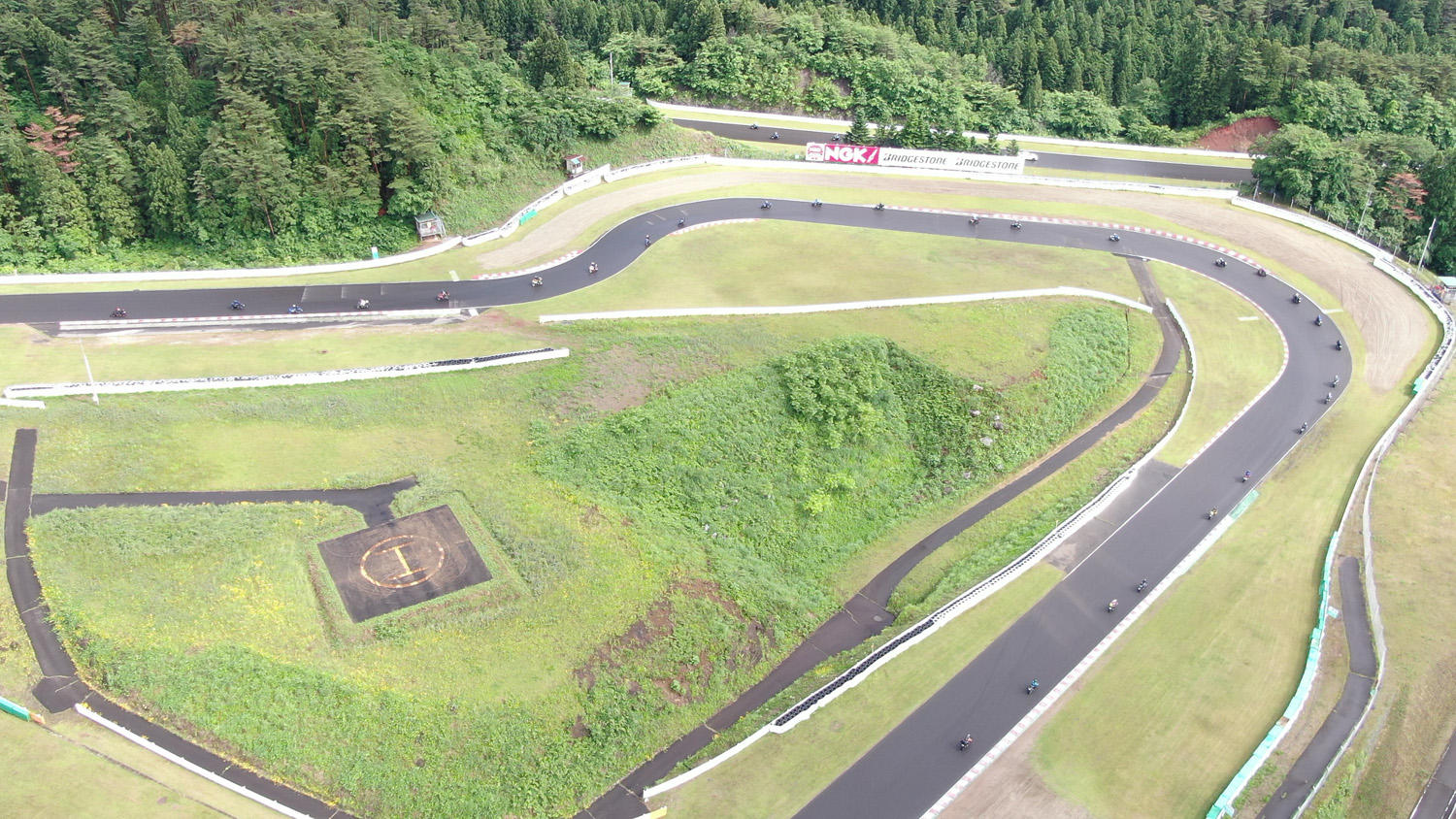 フィナーレのパレードランでは雨上がりのすんだ空からの明るい陽がコースに差し込みました