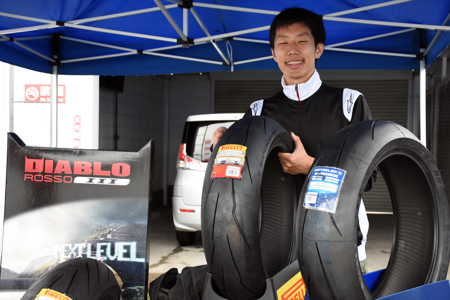 PirelliとMETZELERの欧州系タイヤを展示
