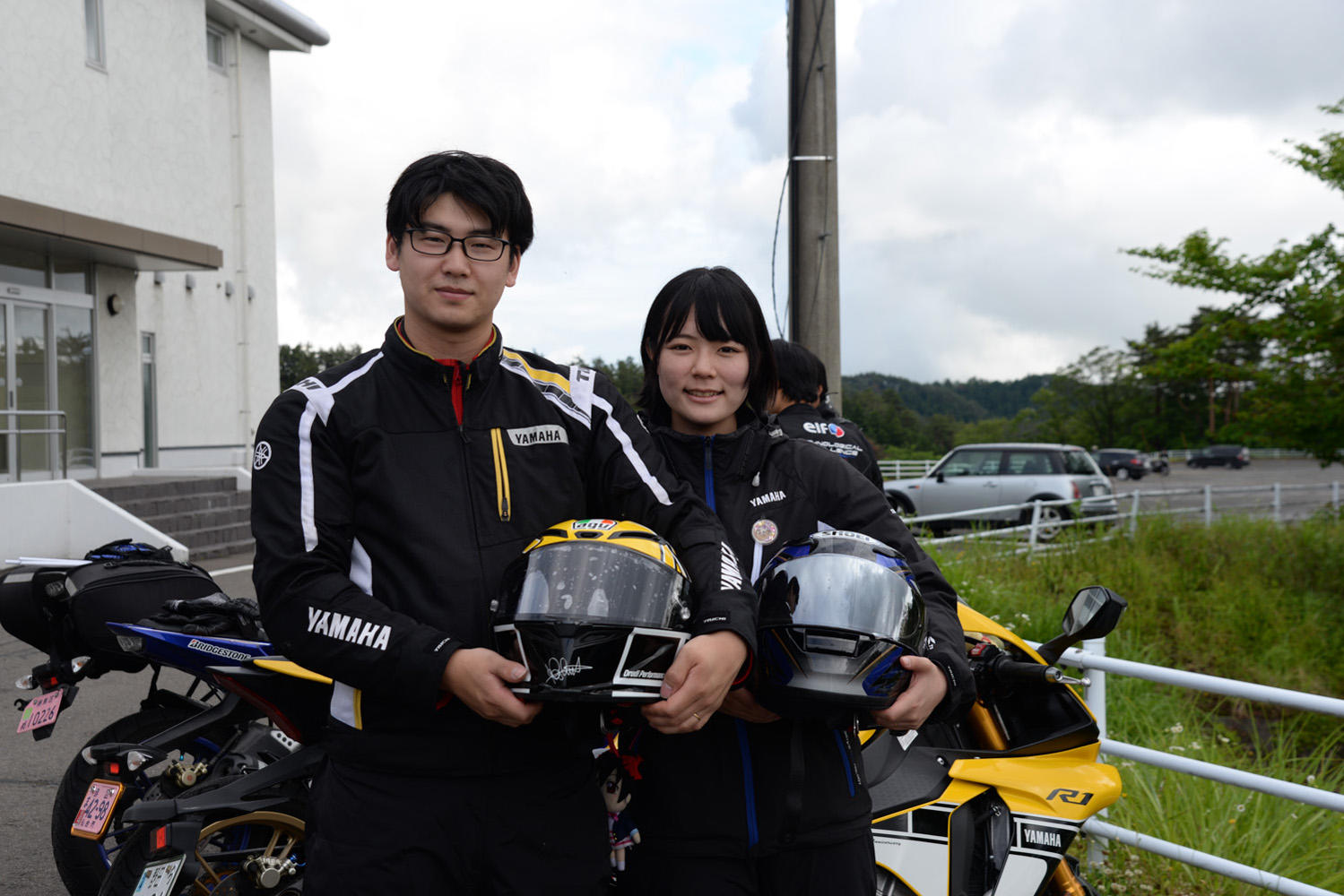 埼玉県から来た「R1」オーナーの彼氏（27）と「FZ1」に乗る彼女（22）