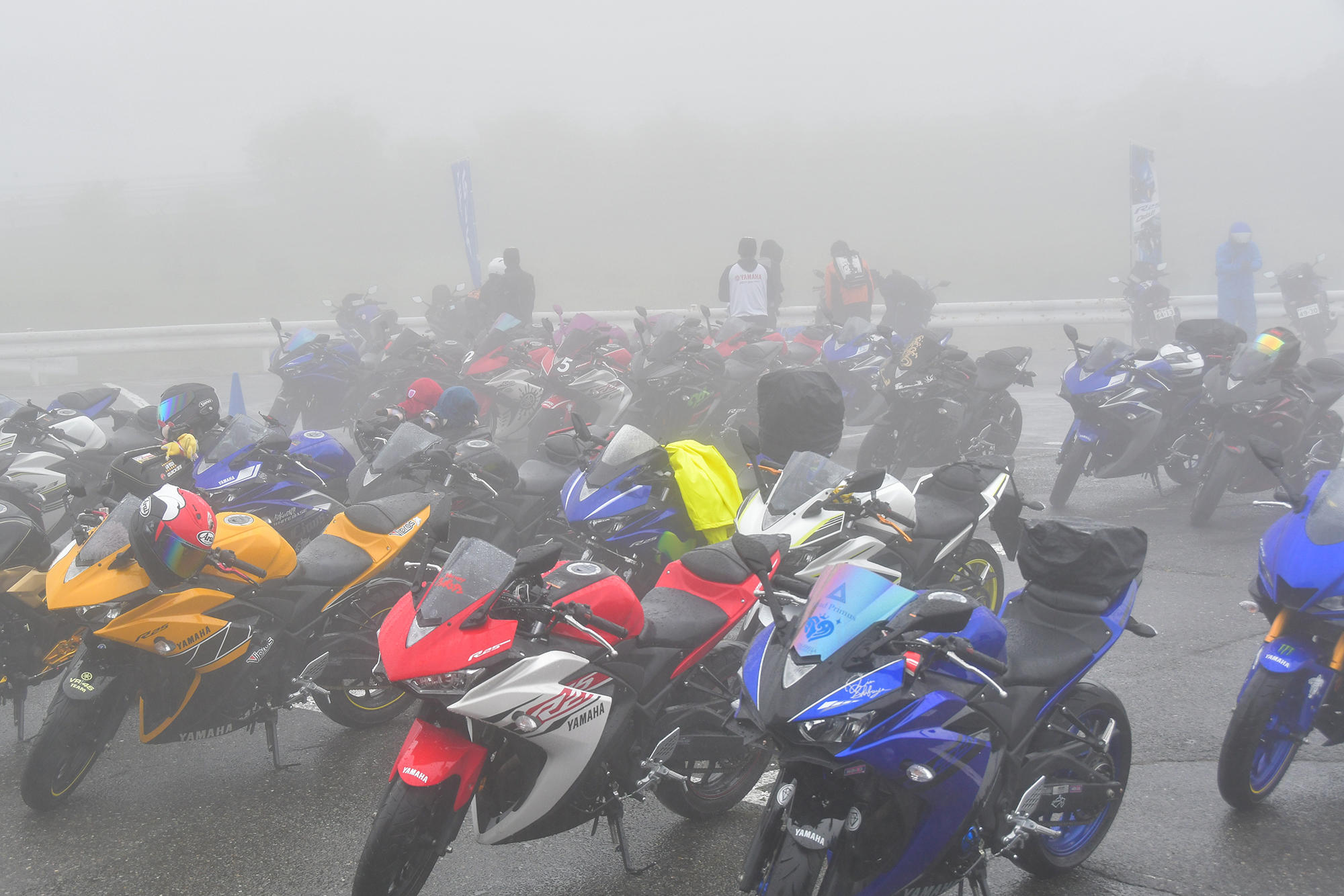 前回の東北会場に引き続き、今回も雨。梅雨のシーズン、ど真ん中ですからね。しかも、時々、視界不良になるほどの霧に覆われてしまう状況でした。