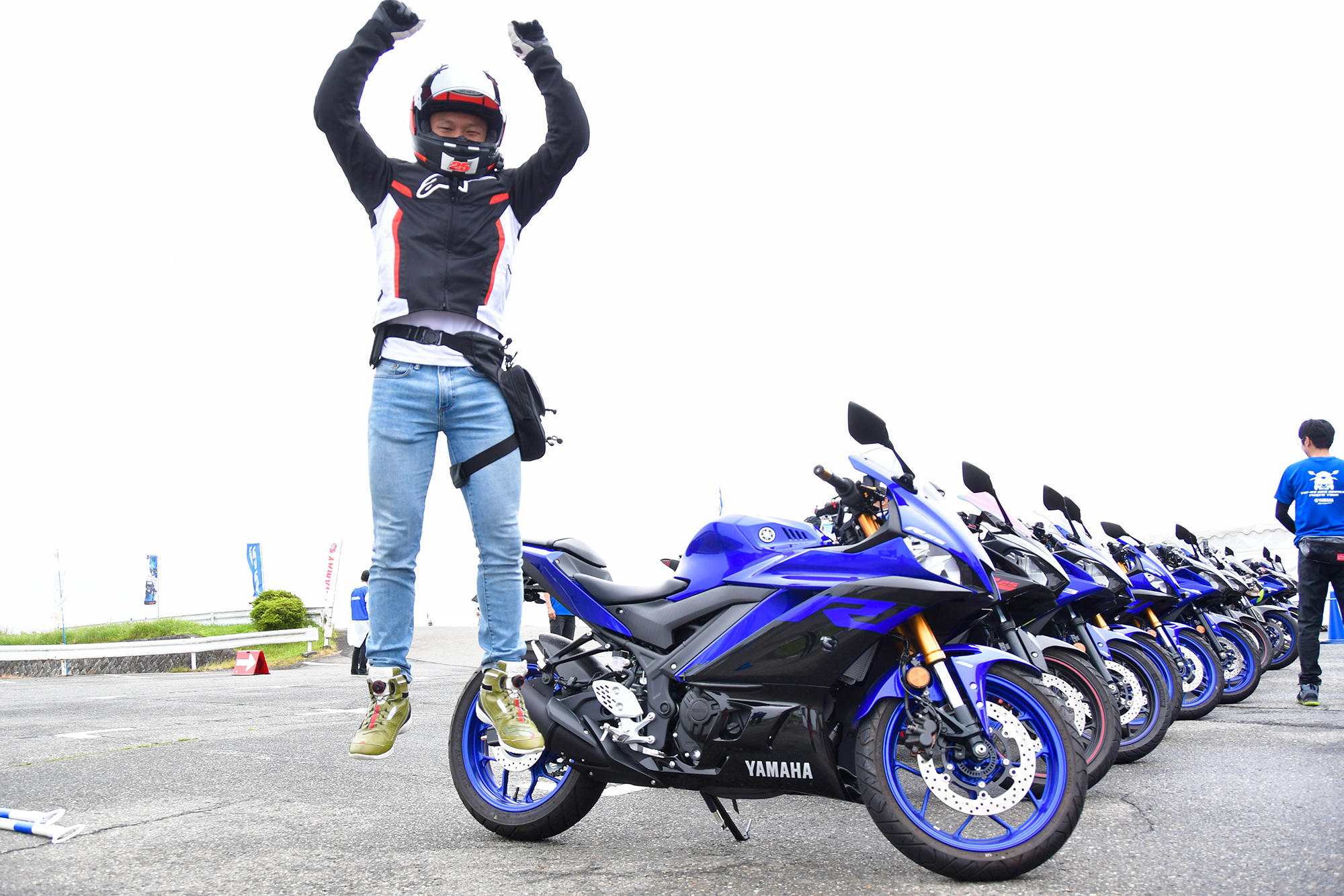 新型YZF-R25のために、今年の3月に二輪免許を取得したという19歳のオーナーさん。「YZF-R6に憧れてR25を選びました。バイクは危険という間違ったイメージがあったのですが、実際に乗ってみたらものすごく楽しいし、以前の自分のような、二輪への偏見を無くしていきたい」と頼もしいコメントをいただきました。