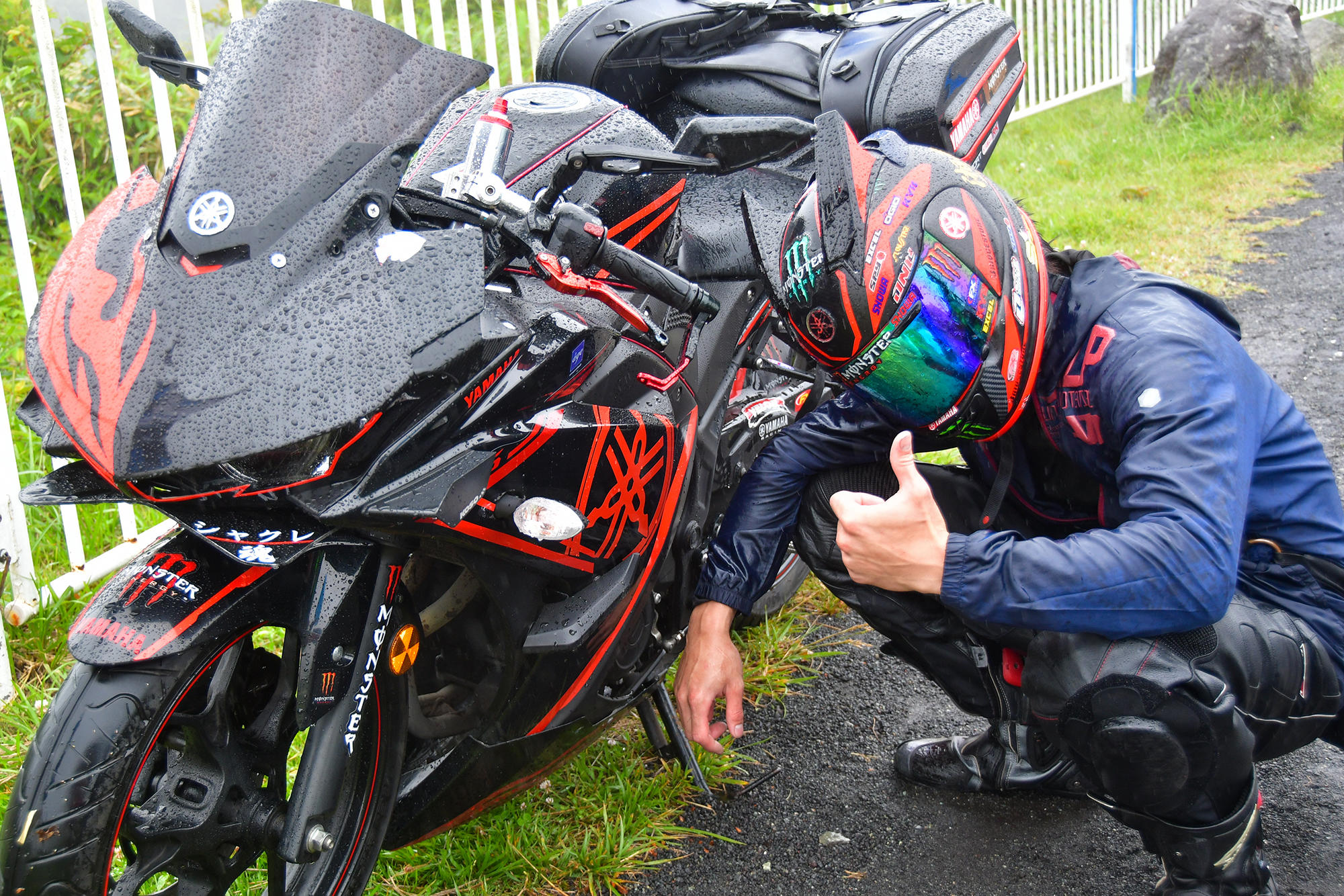 走るより、とことんカスタム派！のオーナーさん。「お金も時間も、車やバイクをいじることだけに費やしています」とのこと。来場者のバイクを一緒に見て回っていたお友達に傘を差し出す、ジェントルさんでした。