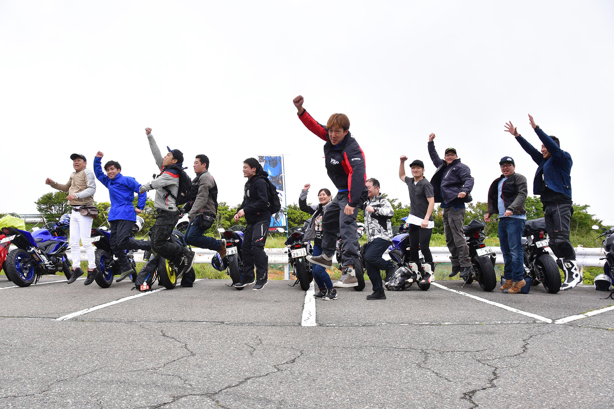 世界一のヤマハメカニック鮫島遼平さんは、自身の「YZF-R6」で自ら先導し、YSP川崎中央のみなさんとご来場！