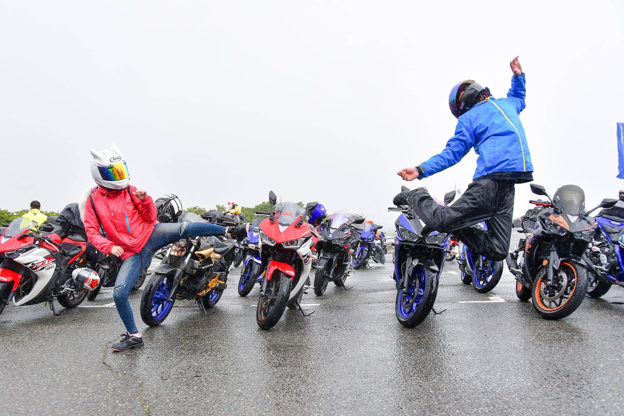 ガールズライダーさんに蹴飛ばされるボーイズライダーさん。見事な蹴られっぷりです。