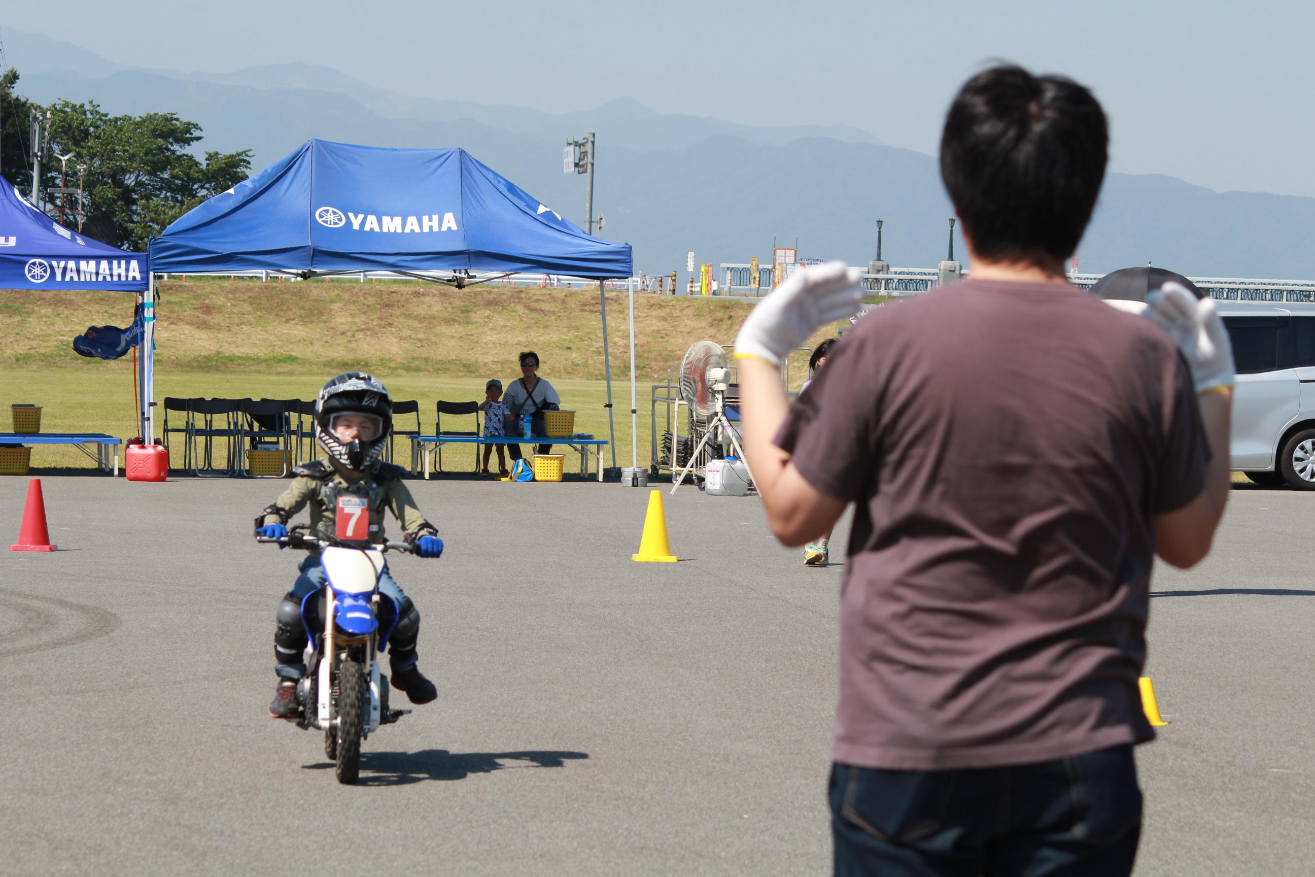 走り出したら欠かせないのがブレーキ操作。最初はお父さん、お母さんの合図で直線距離を走行。徐々に距離を伸ばしてじっくりと練習を重ねます。