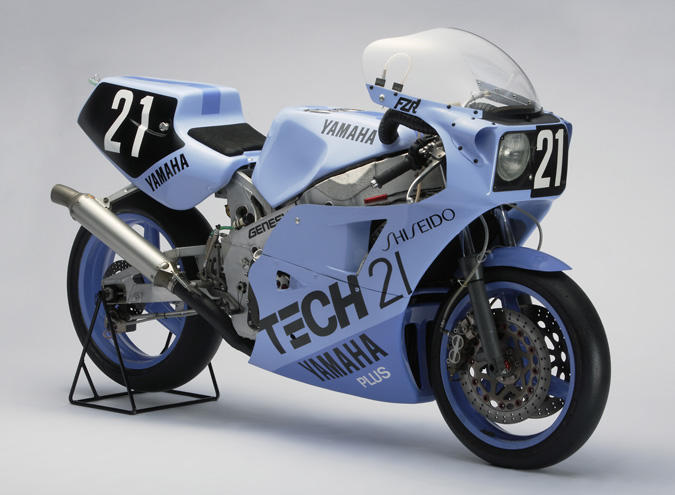 1985年のTECH21カラー初号機の「FZR750(0W74)」。