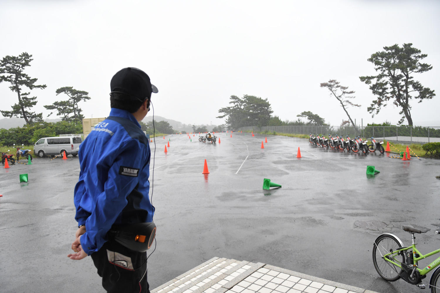 雨は土砂降りに