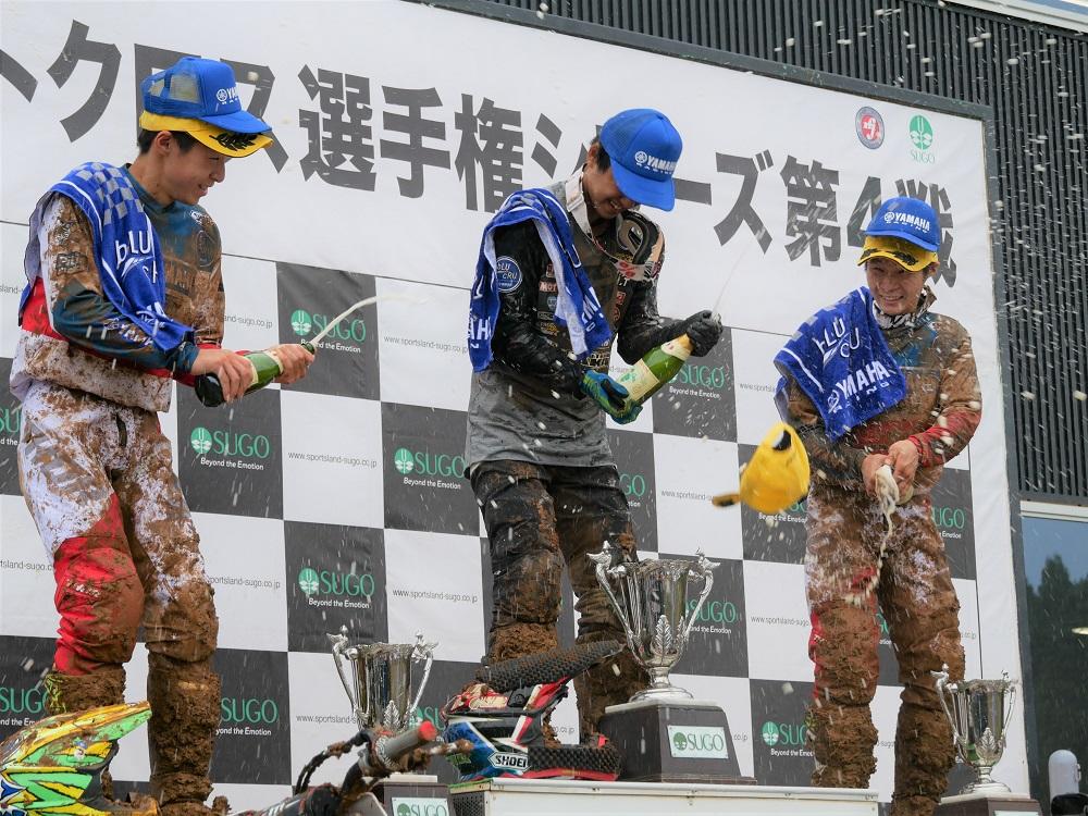 2-3位もヤマハライダーで、しかも兄弟での表彰台獲得となった阿部兄弟（2位#75阿部選手・3位#5阿部選手）。