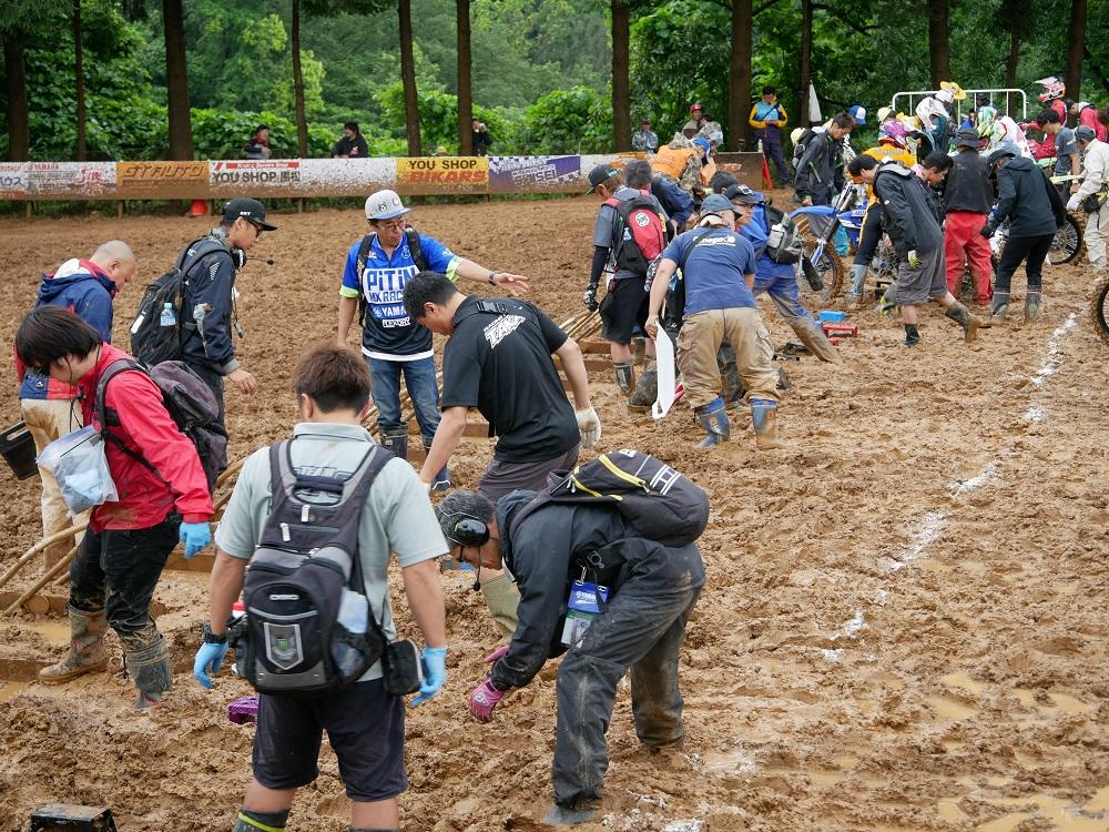 そして、私的に注目してほしいのが、ライダーだけでなく、ライダーを支えるメカニックです。