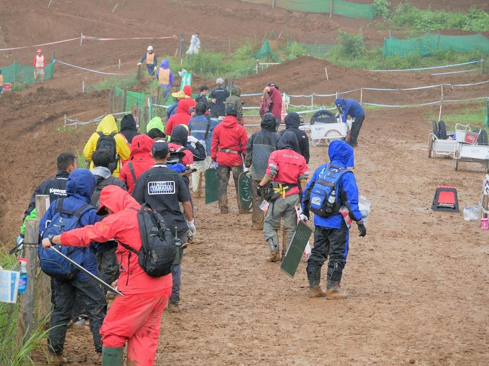 レース中はライダーだけでなく、メカニックがライダーに出すサインや合図にも注目してみてください♪