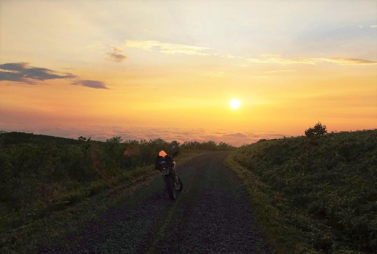 私は以前、山頂で夕陽に見とれてしまい、山を下る時にはすっかり真っ暗になってしまった経験があります。