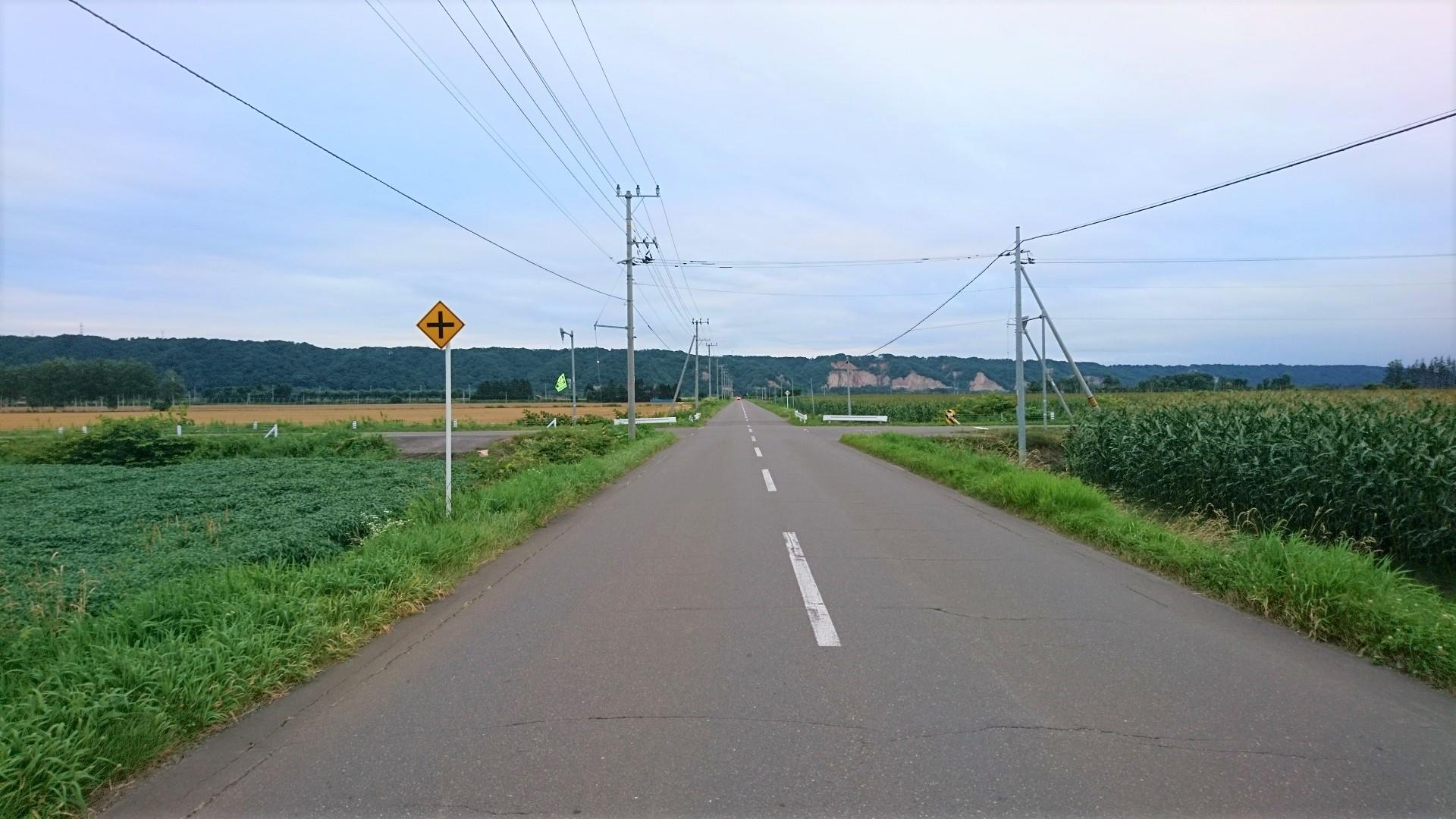 特に交通整理が行われていない見通しの良い交差点では、優先意識という心理が働き、そのままの速度で通過しがちです。