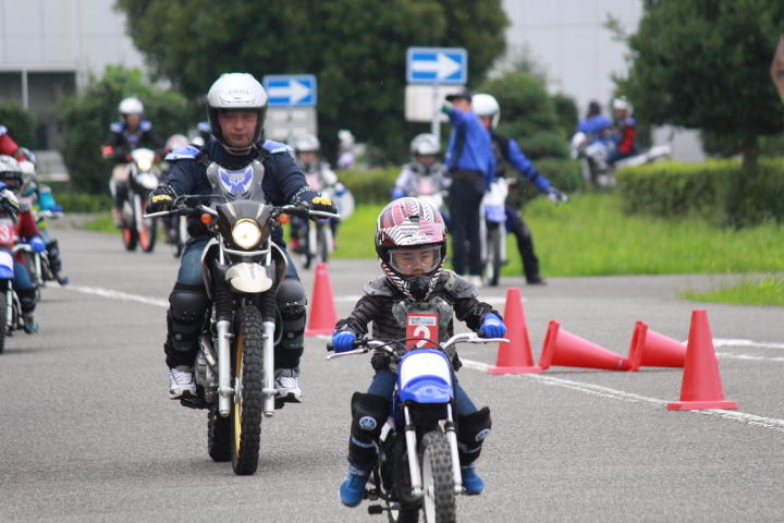 小学生向けに1990年代から開催しているこのヤマハ親子バイク教室は、親子でバイクの操作を習得できるだけでなく、子供たちの交通安全に役立つことも学習できると好評をいただいているんです。