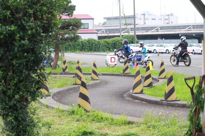 S字やクランクは、狭路で低速バランスを保ちながら走行するために設けられているんだそうです。