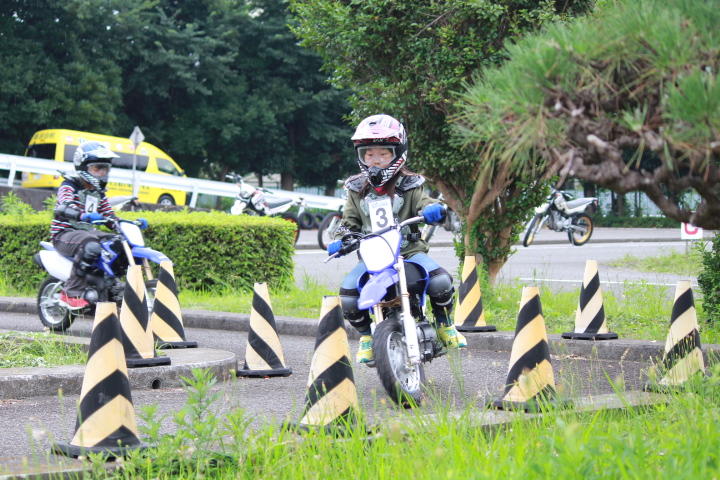 ここでのポイントは大人のバイクレッスンでもよく挙げられる①乗車姿勢と②行きたい方向を見ること。