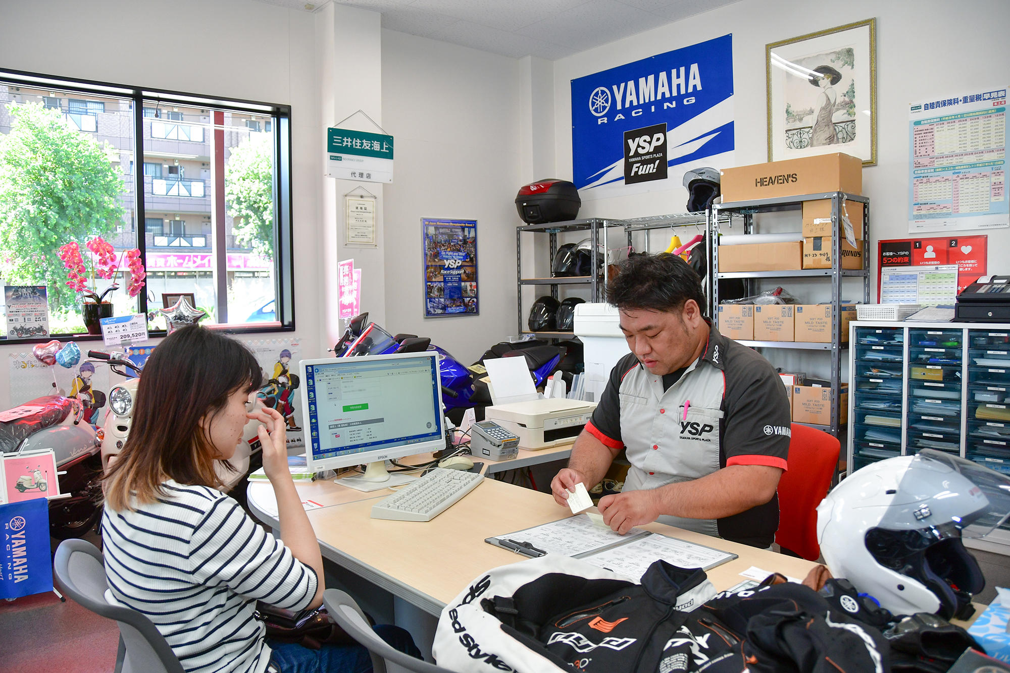 ネットでサクッと予約できるし、店頭での手続きも免許証を見せて、カードで精算して、ハイおしまい。