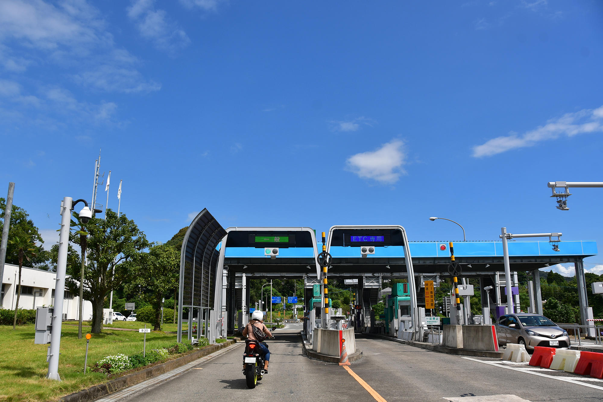 親高速道路走行可能なヤマハ バイクレンタルの車両は、全てETC付きですが、ETCカードのレンタルはないので、有料道路を使おうと思ったらゼッタイ忘れたらアカンやつです。