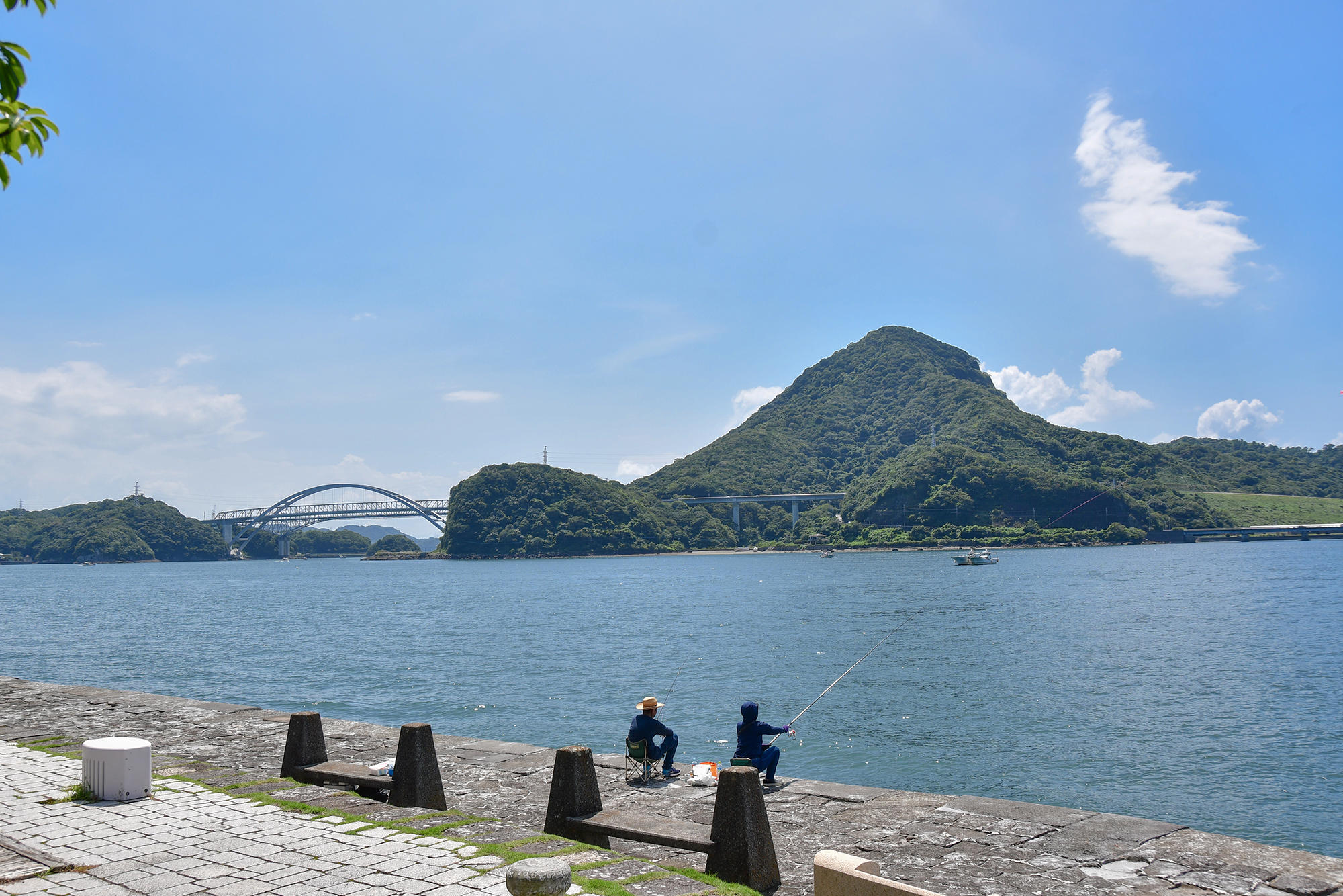 三角西港全体が見渡せる高台の展望台が近くにあるようですが、遊歩道を10分ほど歩かなければならず。<br />
