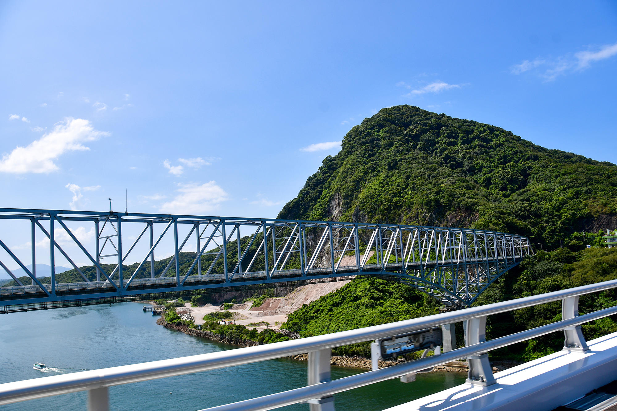 天城橋に並行して架かる、九州本土と天草を結ぶ5つの橋・天草五橋の一つ「天門橋」は、自動車専用道ではないので、125cc以下のバイクの方はこちらをどうぞ。