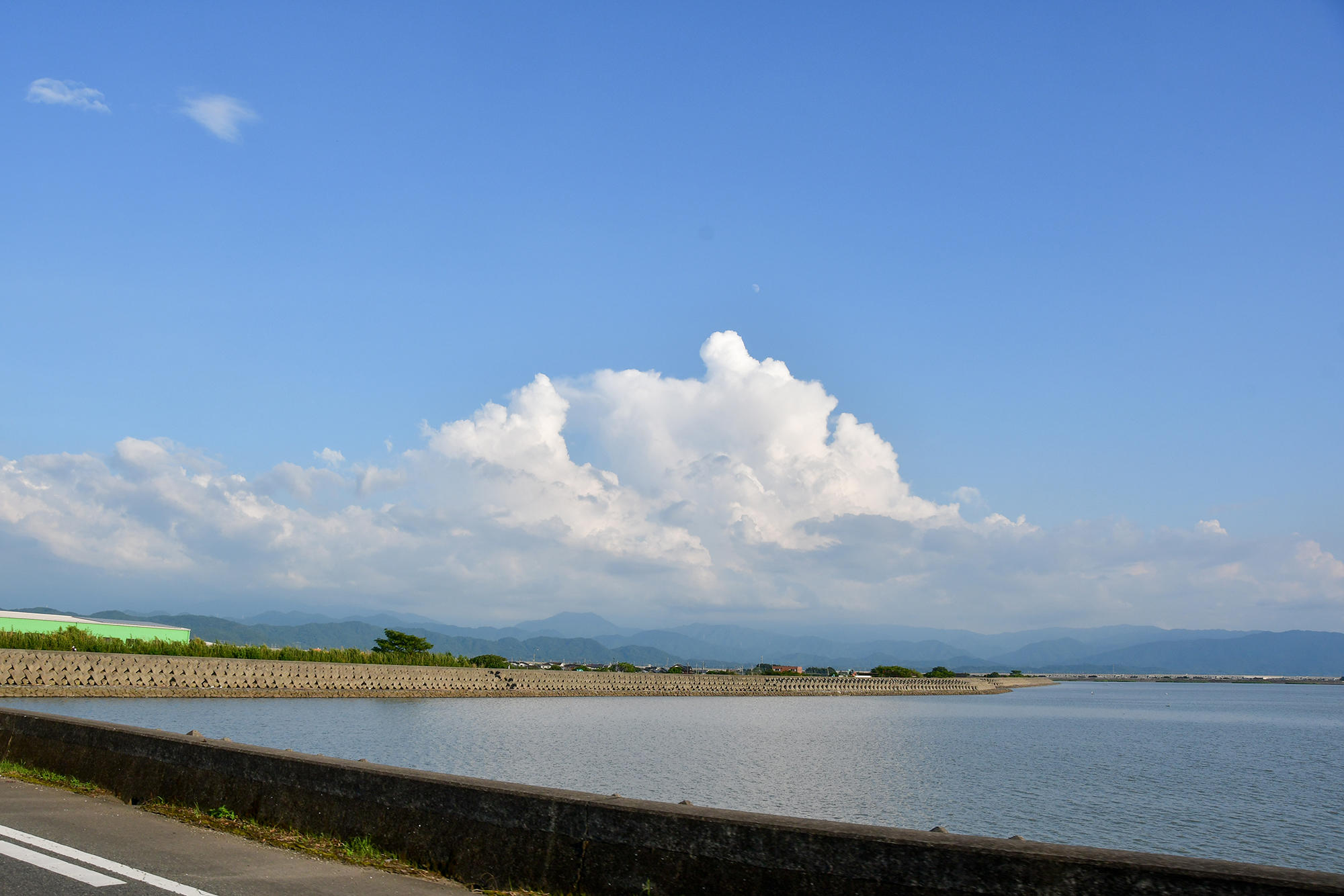 同じ道でも陽の傾き加減で空や海の色が異なり、雰囲気が全然違って見えます。