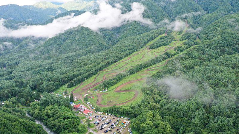 長野・爺ヶ岳スキー場で行われる最終戦には、毎年500人から600人ものエントリーがあるのだそう。