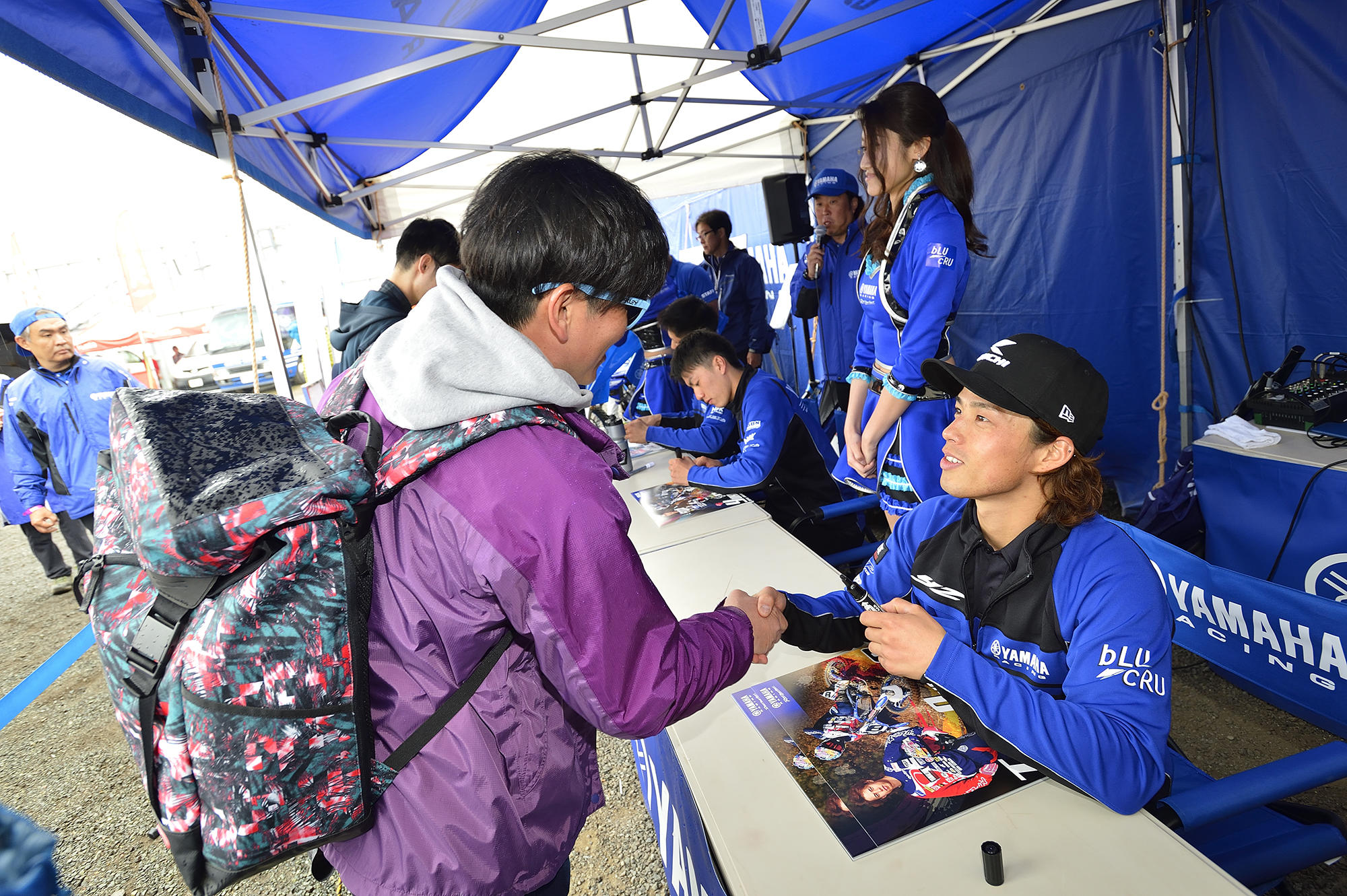 そんなモトクロスレースを盛り上げる一環として、ヤマハファンブースでは、ライダーサイン会などを予定していますよ。