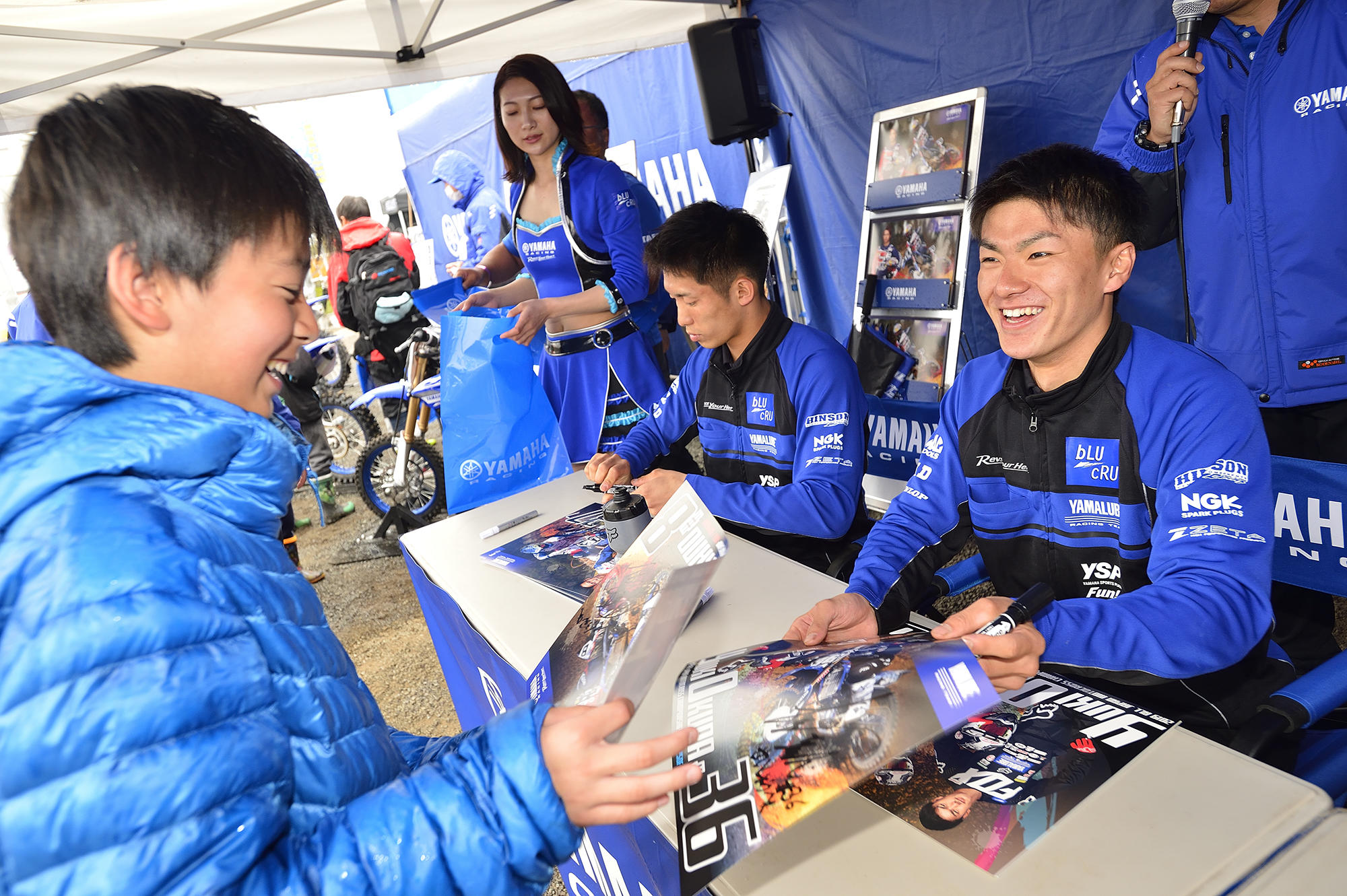 そんなモトクロスレースを盛り上げる一環として、ヤマハファンブースでは、ライダーサイン会などを予定していますよ。