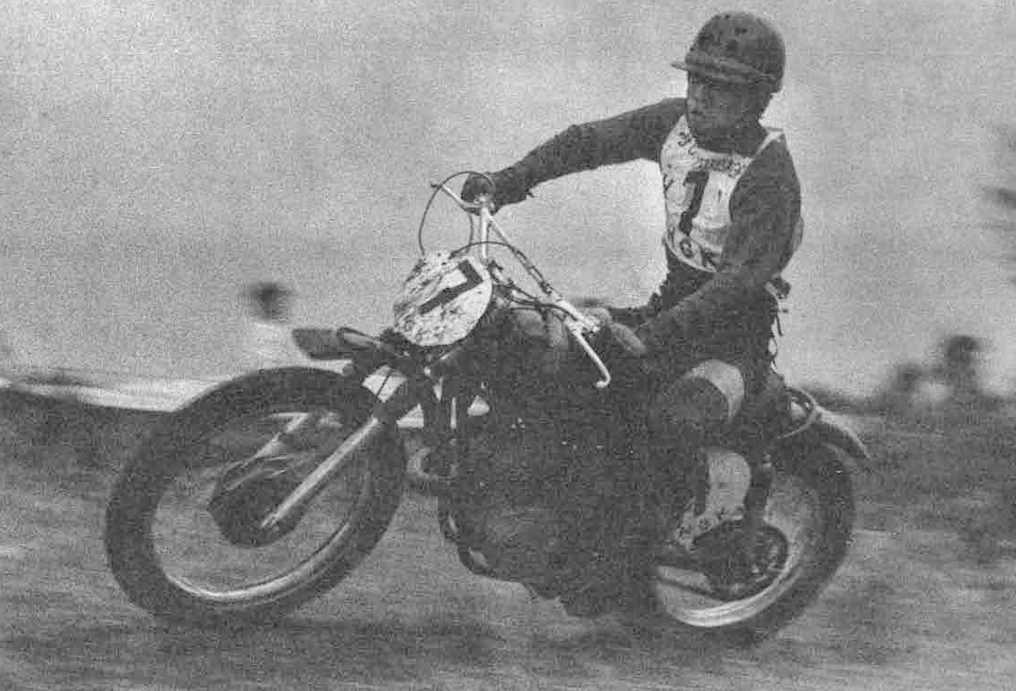 写真は1967年5月14日モトクロス日本一を決定する全日本選手権モトクロス日本グランプリでヤマハ初の単気筒2サイクル250モトクロッサーで参戦し優勝した時の鈴木忠男さん。