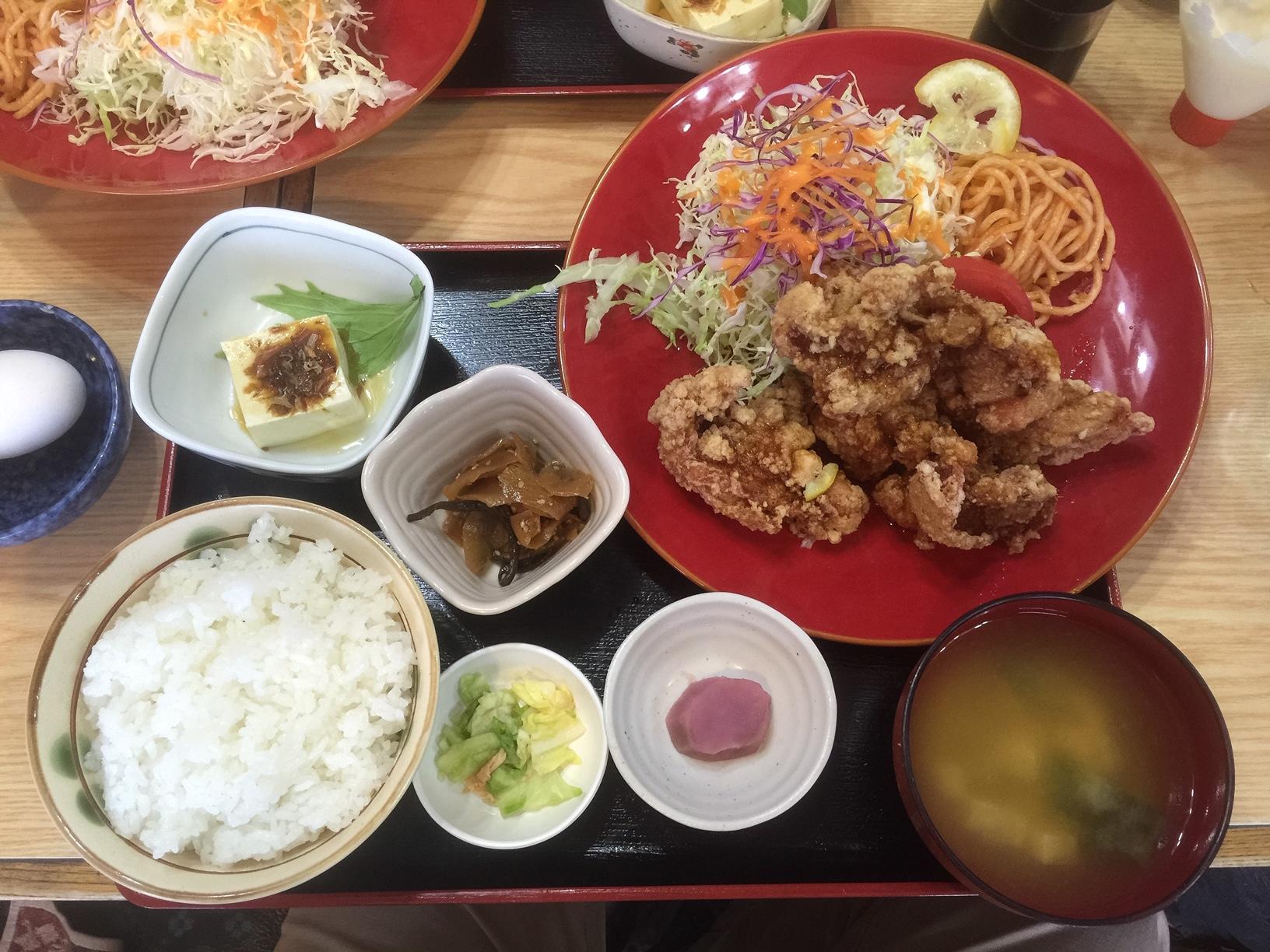 人気はジューシーでボリューム満点の唐揚定食。ロードレース中心にレース関連のチームや選手もよく訪れているようです。懐かしいチームのステッカーがたくさん貼ってあるんですよ。