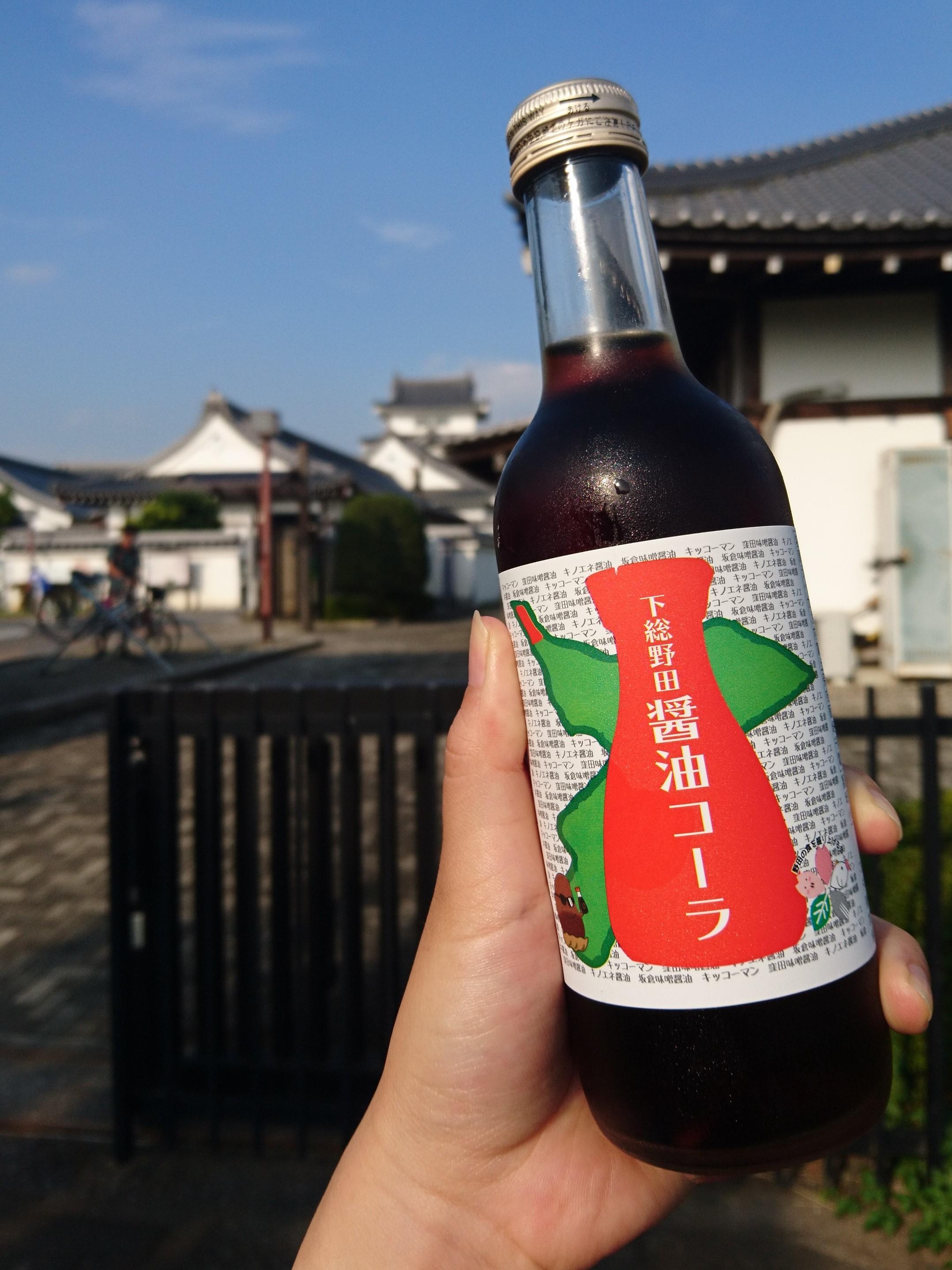 関宿城にて休憩中、佐々木インストラクターより「醤油コーラ」の差し入れをいただきました！