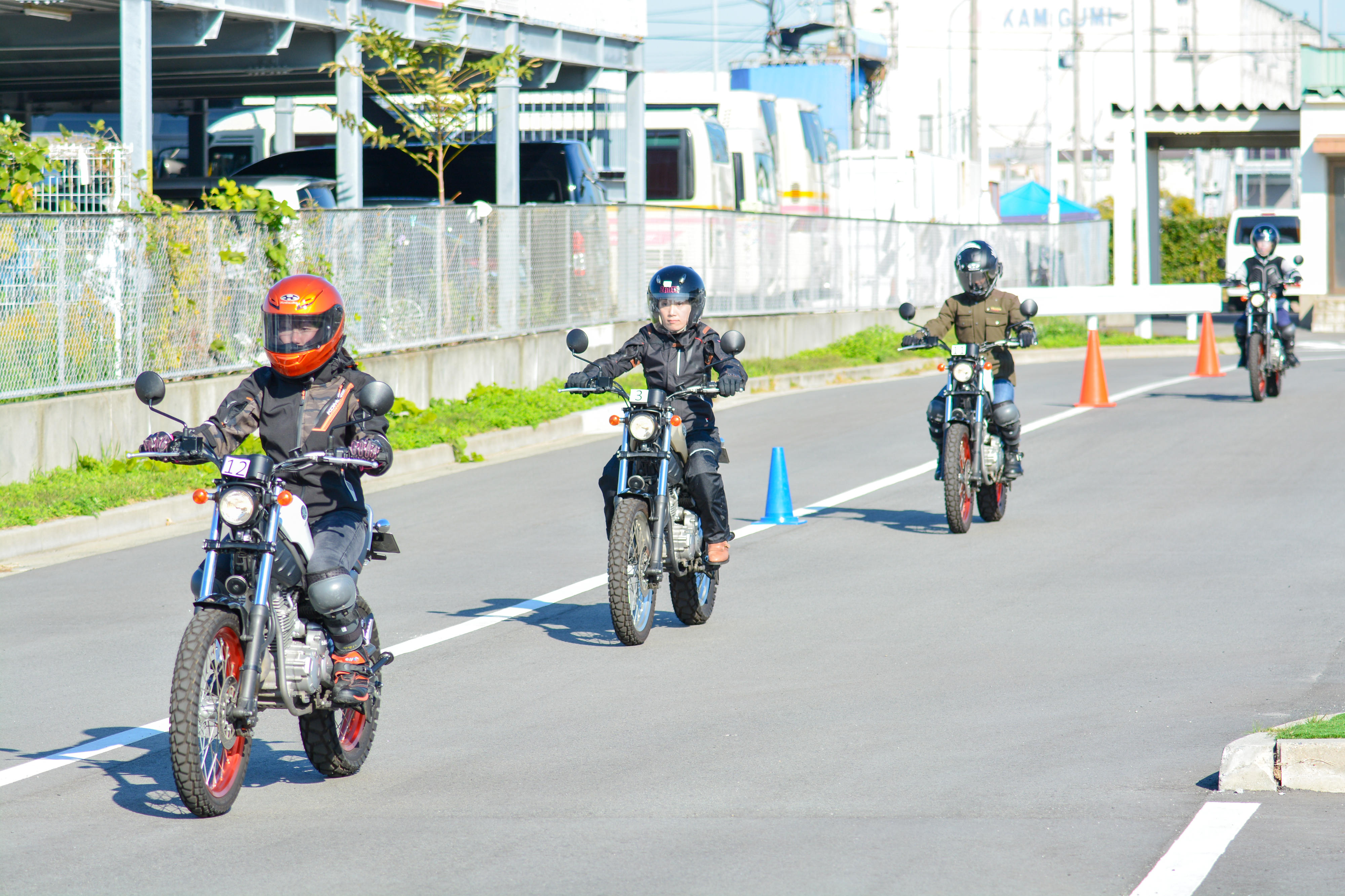 ただし、道幅が細い場合など状況に応じて1列で走行する場合もあります。