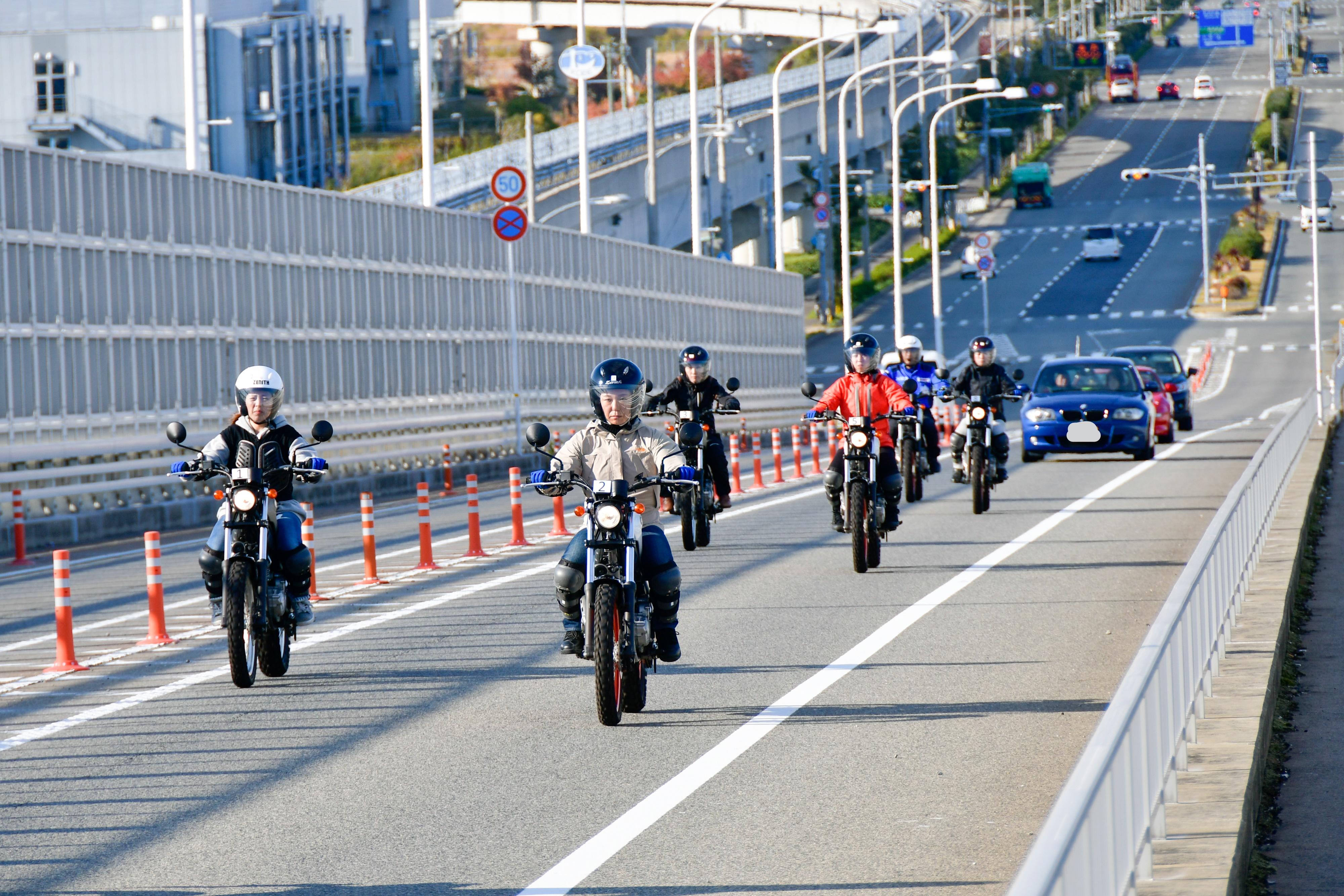 千鳥走行はツーリング経験者には当たり前のことですが、初心者の方やバイクに乗らない方には意外と知られていないことかもしれません。