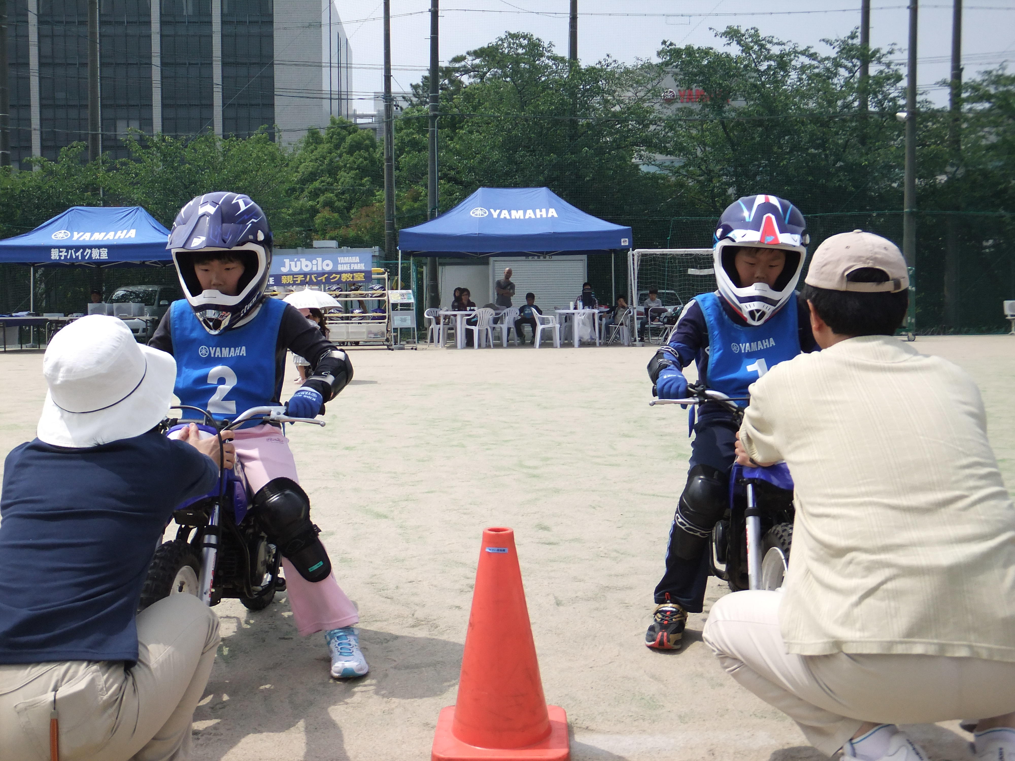 発進・停止からバイクの基本操作を練習したり