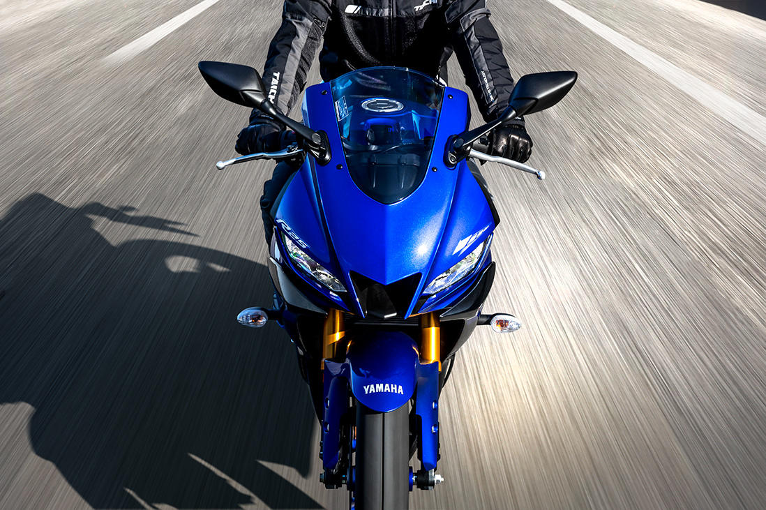 YZF-R3/R25と言えば、2019年にこの眼光鋭いフロントマスクにマイナーチェンジを果たし、デザイン性と空力性能を大きく進化させ、ベテランライダーさんはもちろん、免許を取り立ての初心者ライダーさんや学生ライダーさんからもご支持いただいているモデルです。