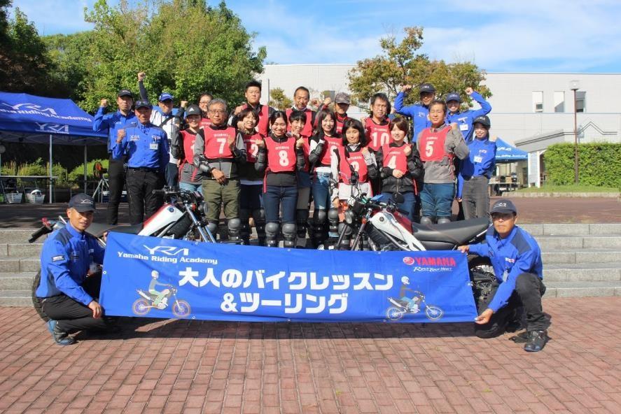 菊田先生：「大人のバイクレッスンは、初心者やリターンの方を対象に全国各地でやっとる。オフロードのレッスンもあってな、めっちゃ人気やねん。」