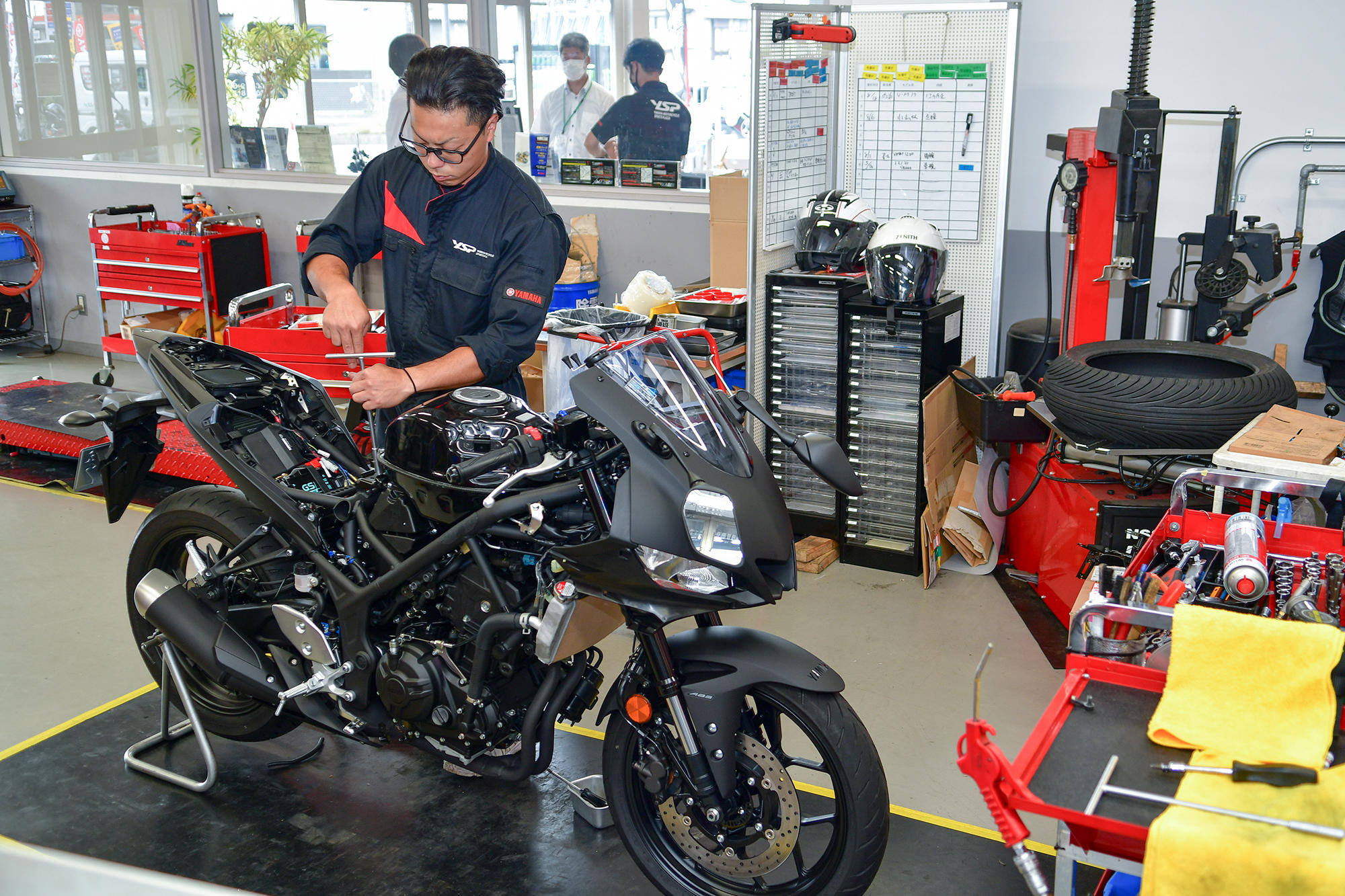 充実した設備を有する整備工場では、ヤマハスポーツバイクを知り尽くしたメカニックが、高い技術力でみなさんの愛車を整備します。