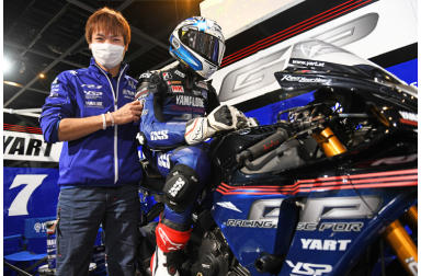 野左根選手も驚いた！　コミュニケーションプラザで幻の2020鈴鹿8耐仕様「YZF-R1」を展示し、ヤマハピットを再現