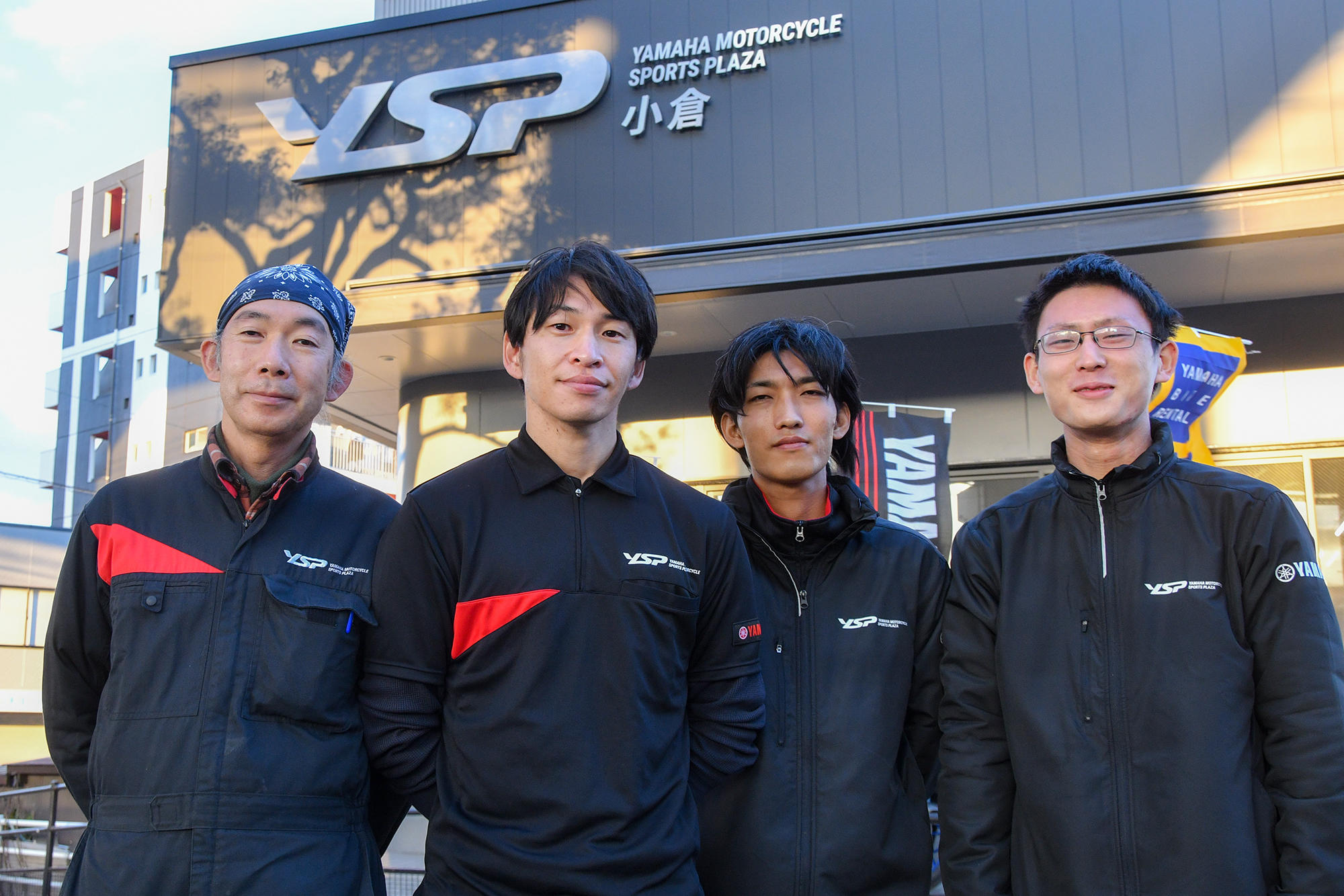 左から、工場長・森 傑さん、店長・森崎 雄貴さん、サービススタッフの増田 景介さんと上本 剛己さん