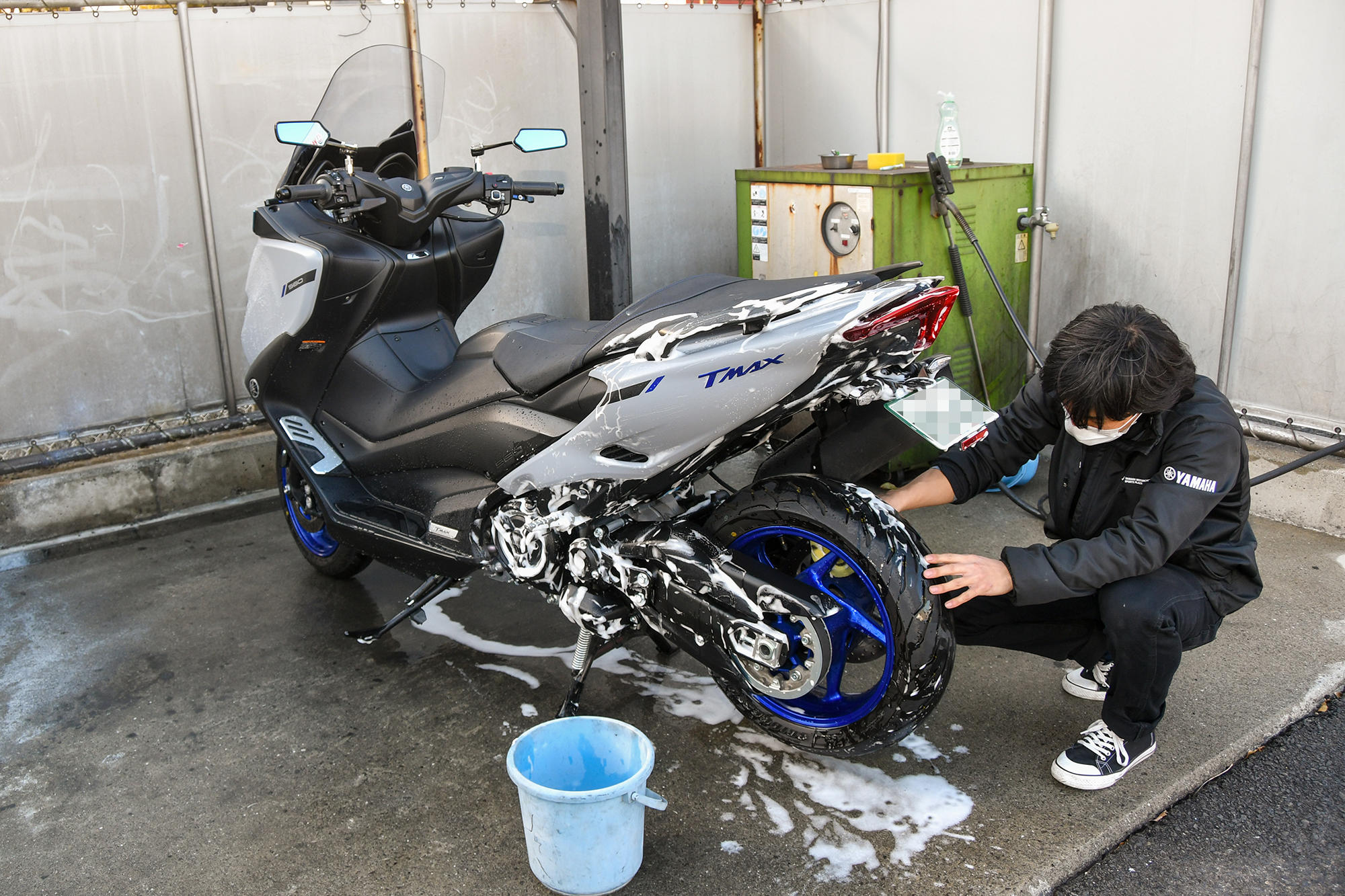バイクの整備をしている時が至福の時♡というサービススタッフの増田さんは、カスタム全般が得意