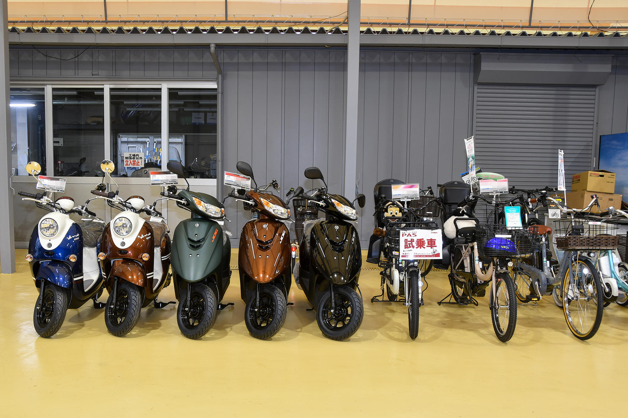 スポーツバイク専門店「YSP（ヤマハモーターサイクル・スポーツ・プラザ）」として、原付スクーターや電動アシスト自転車といったコミューターは、店舗奥のスペースに区分けて展示しています。