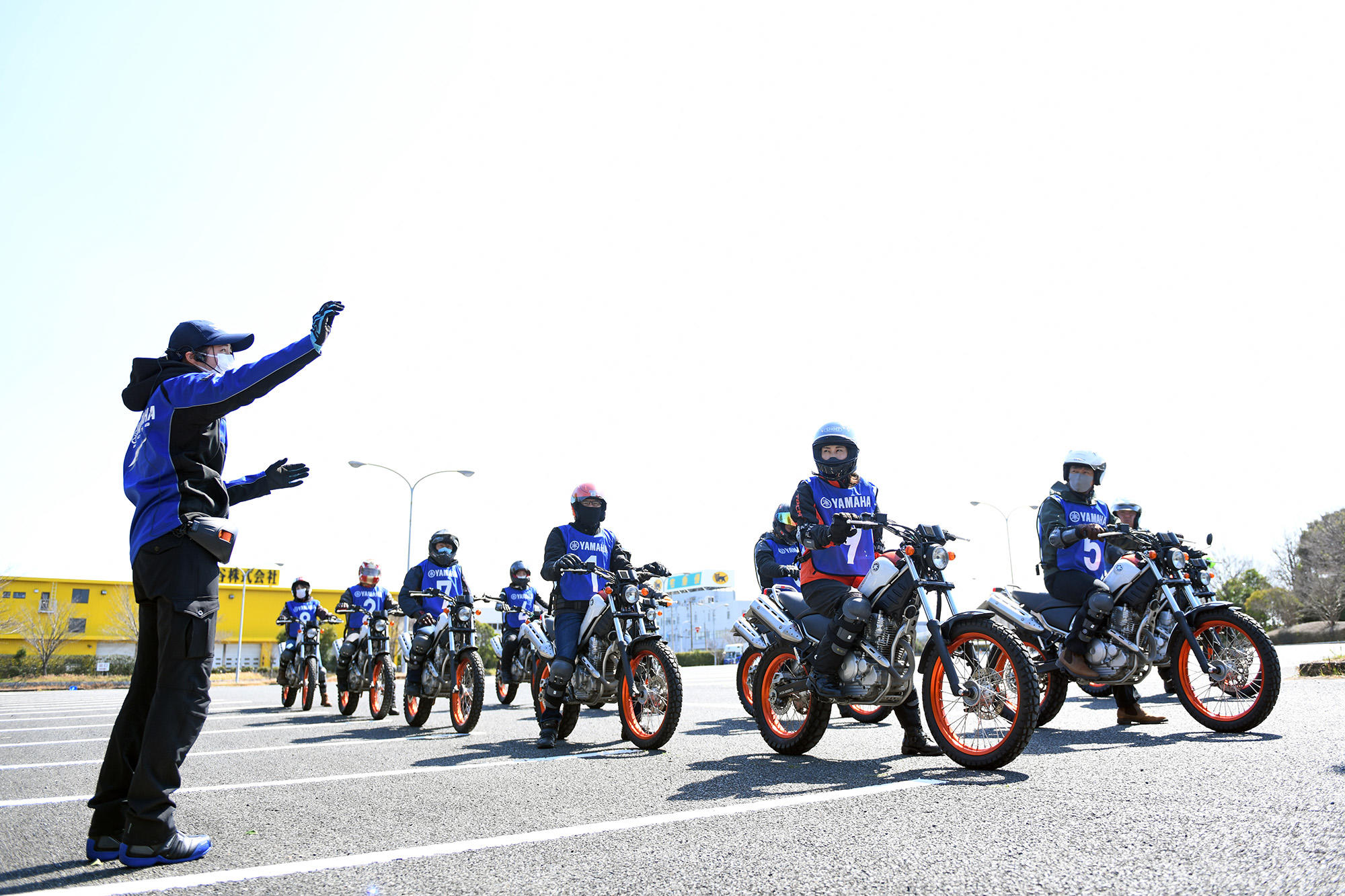 このように、公道での走行に不安がある「初心者ライダー」の方を対象に開催しているのがYRA大人のバイクレッスンです。