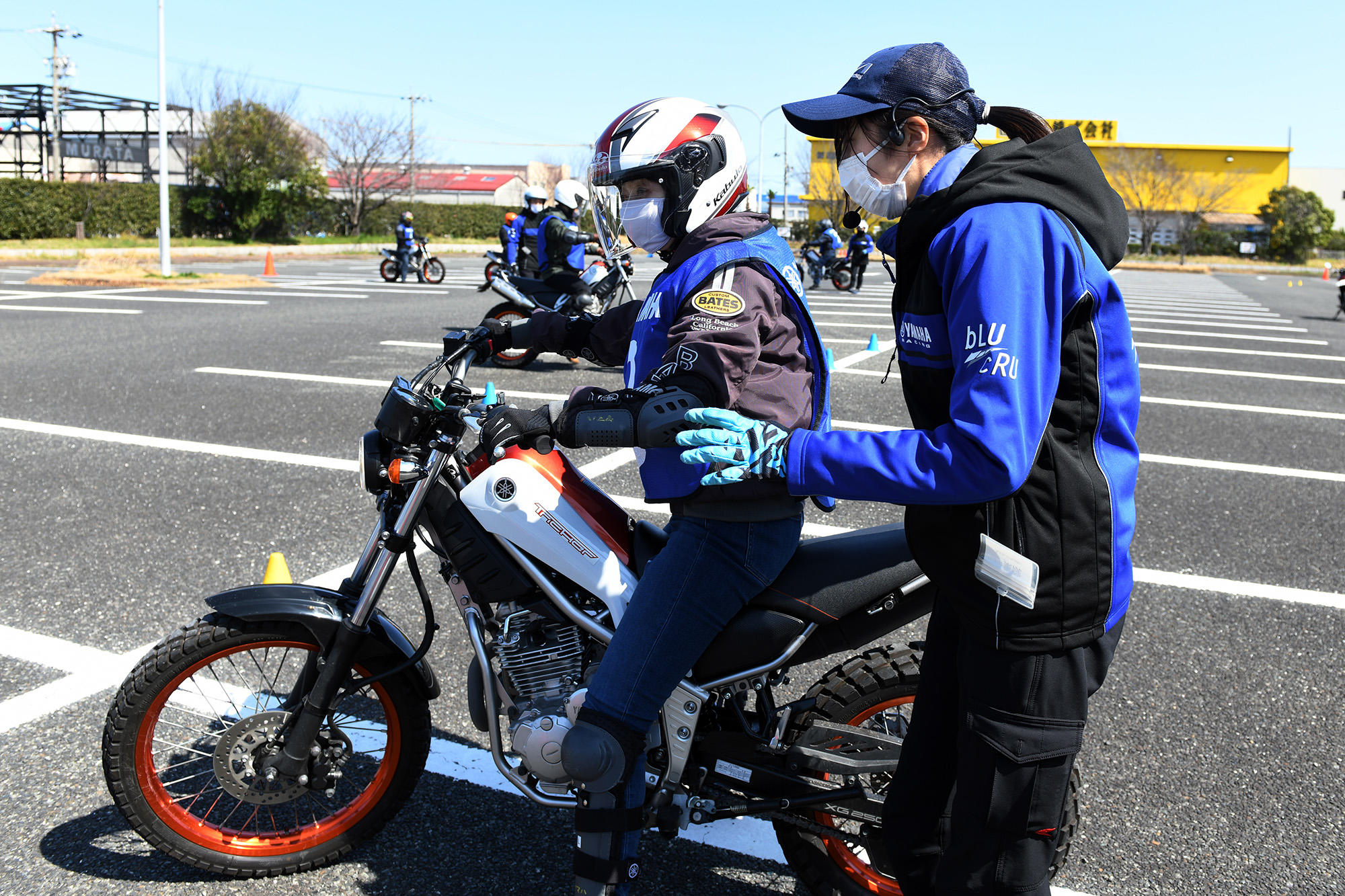 「大人のバイクレッスン」では、指導経験の豊富なベテランライダーや、二輪レース（全日本ロードレースやモトクロス選手権など）で活躍した実力派ライダーなど、バラエティに富んだ講師陣がスタンバイ。受講者にわかりやすく、時にはマンツーマンの指導をしながら、不安を「楽しい！」に変える手厚いレッスンをしており、その講習内容に高い評価をいただいております。<br />
