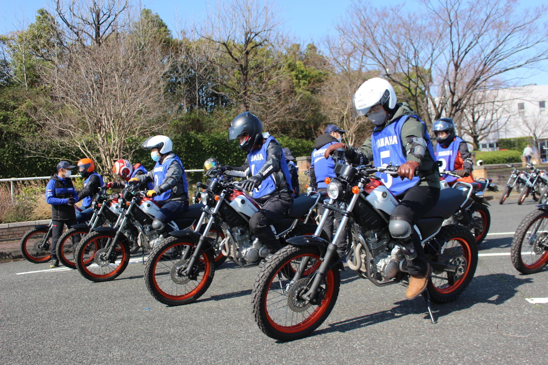 実際のレッスンでは知識を頭に染み込ませつつ、乗車姿勢など基礎から学び。