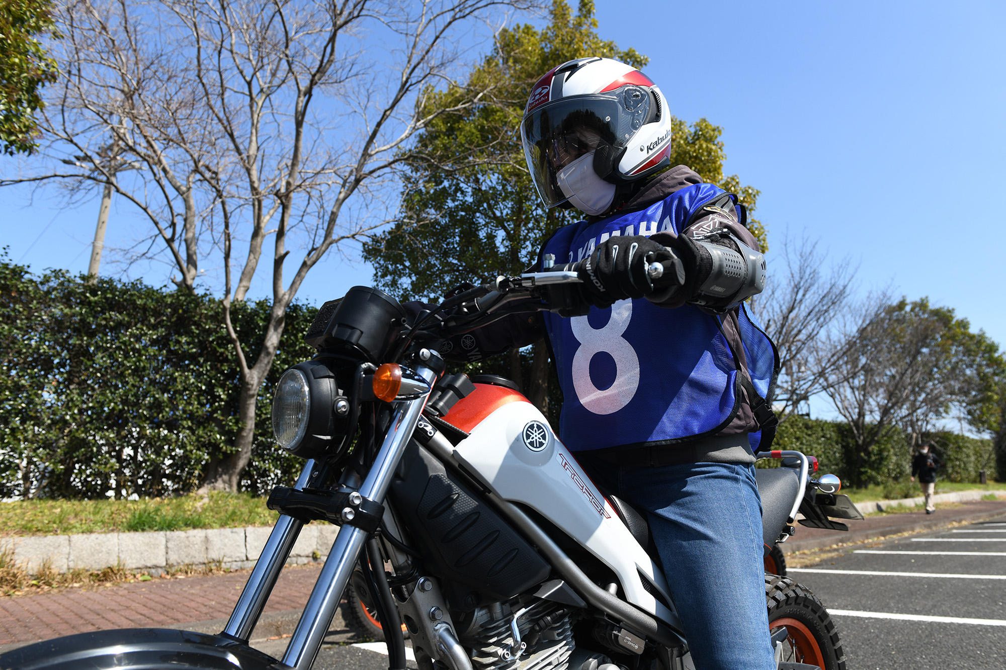 クローズドコースの中でバイクに跨り、クラッチを繋ぐところからはじめ...