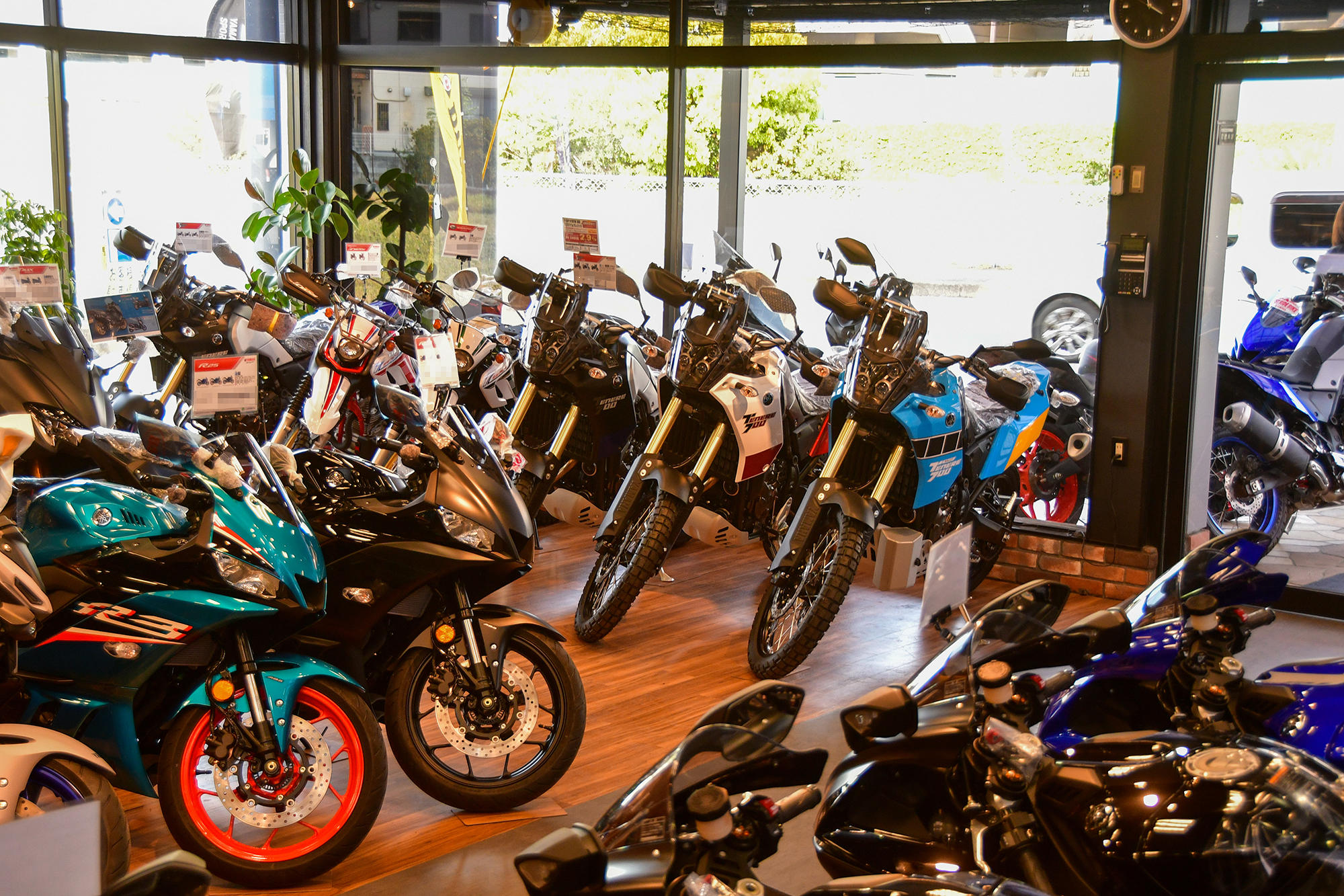 ヤマハスポーツバイクのラインナップをほぼ全て見ることができる充実したショールームです。