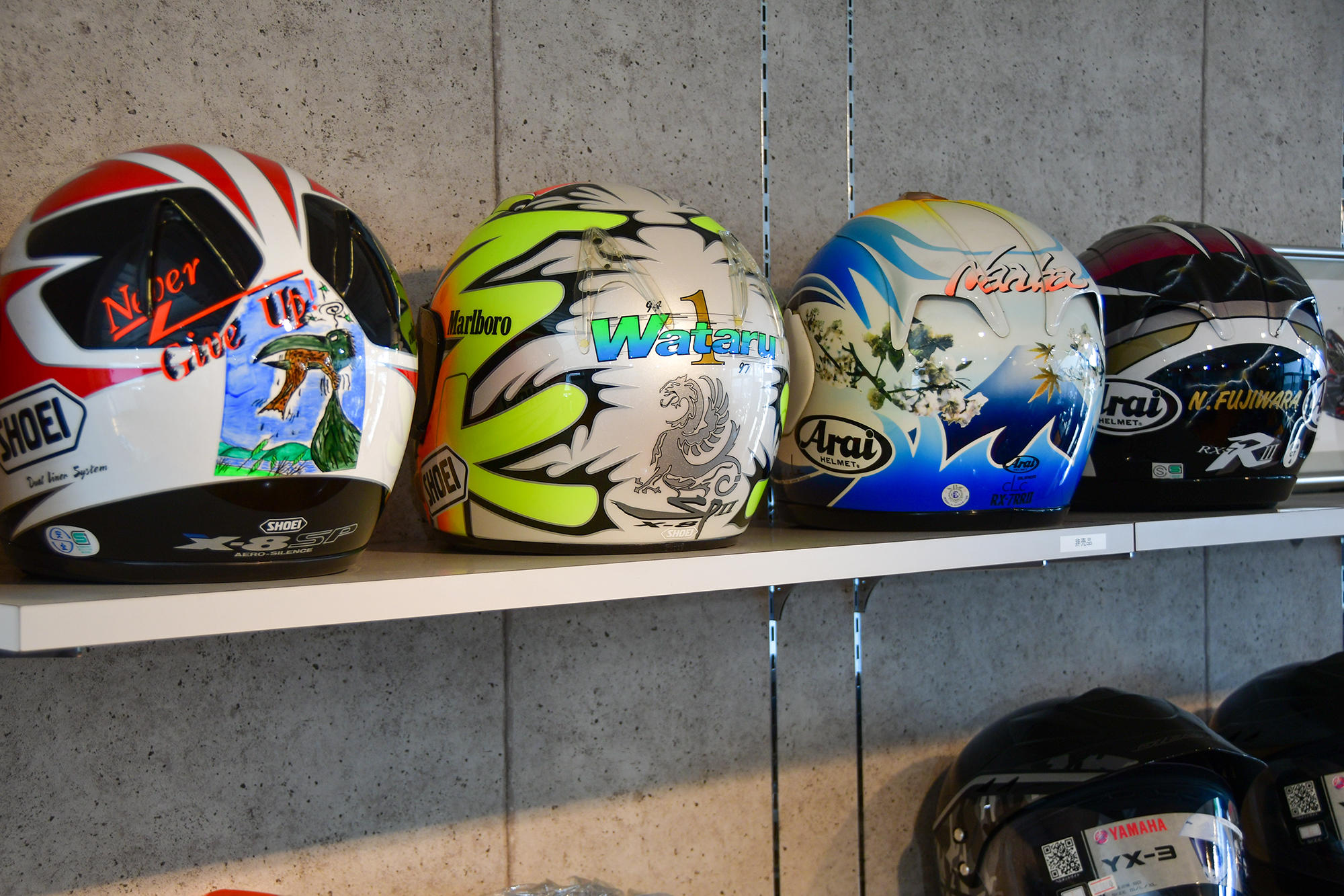 さりげなく展示されている数々のヘルメット